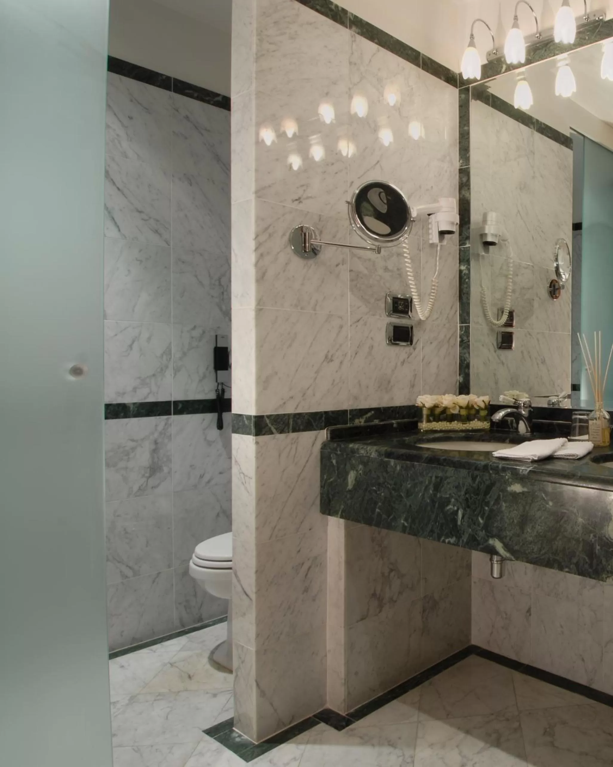 Bathroom in Hotel degli Orafi