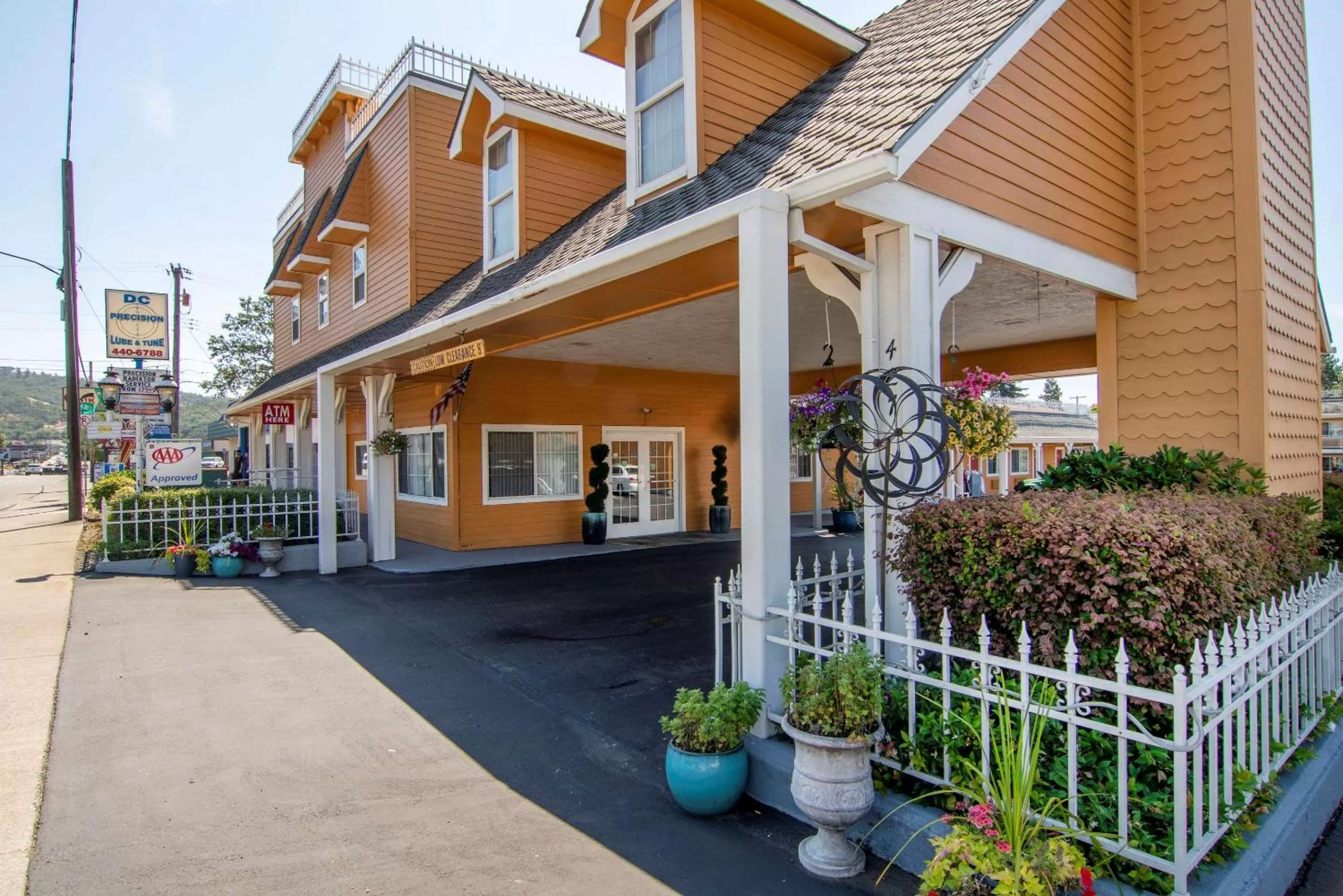 Property building in Quality Inn Central Roseburg