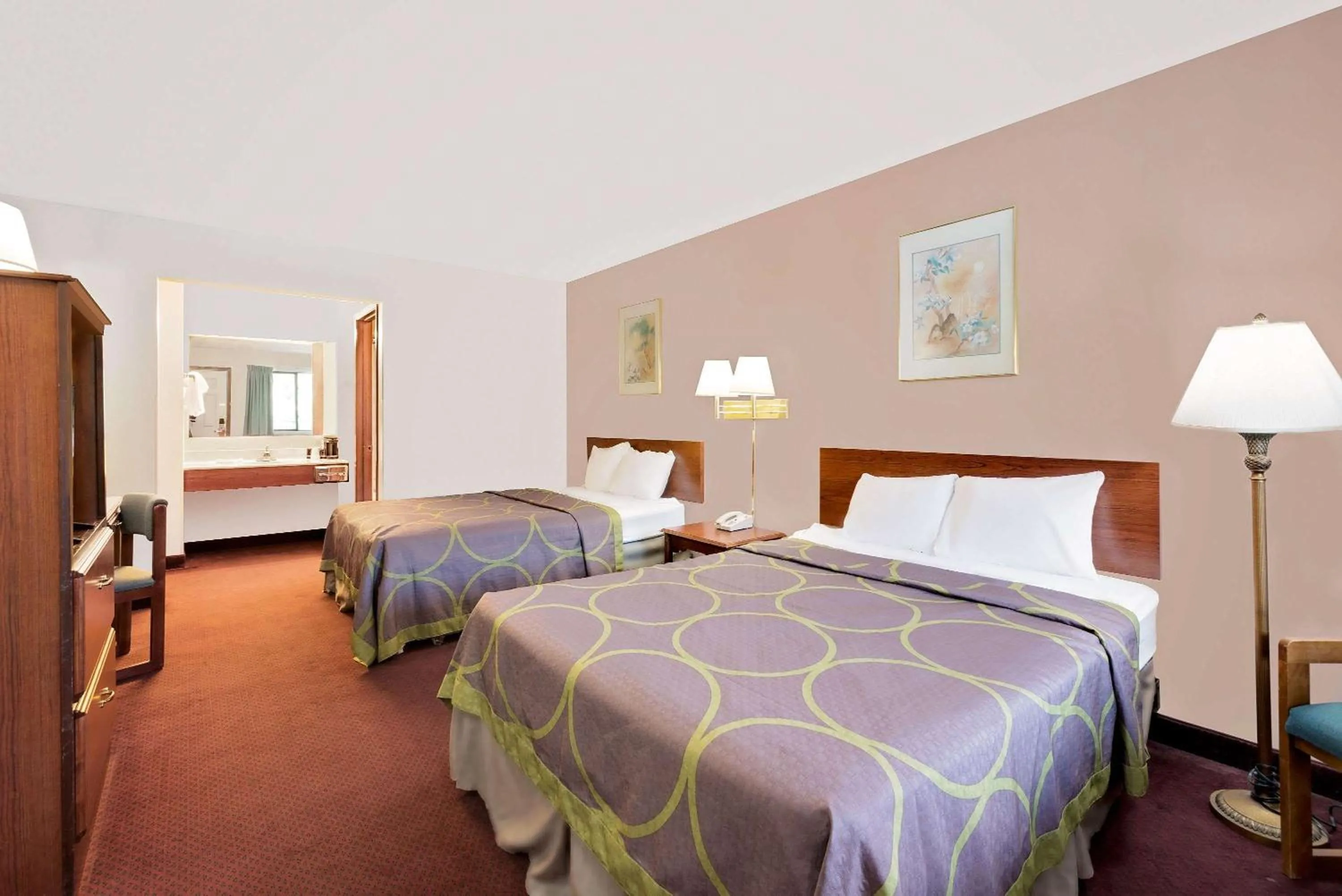 Photo of the whole room, Bed in Super 8 by Wyndham Keystone/Mt. Rushmore