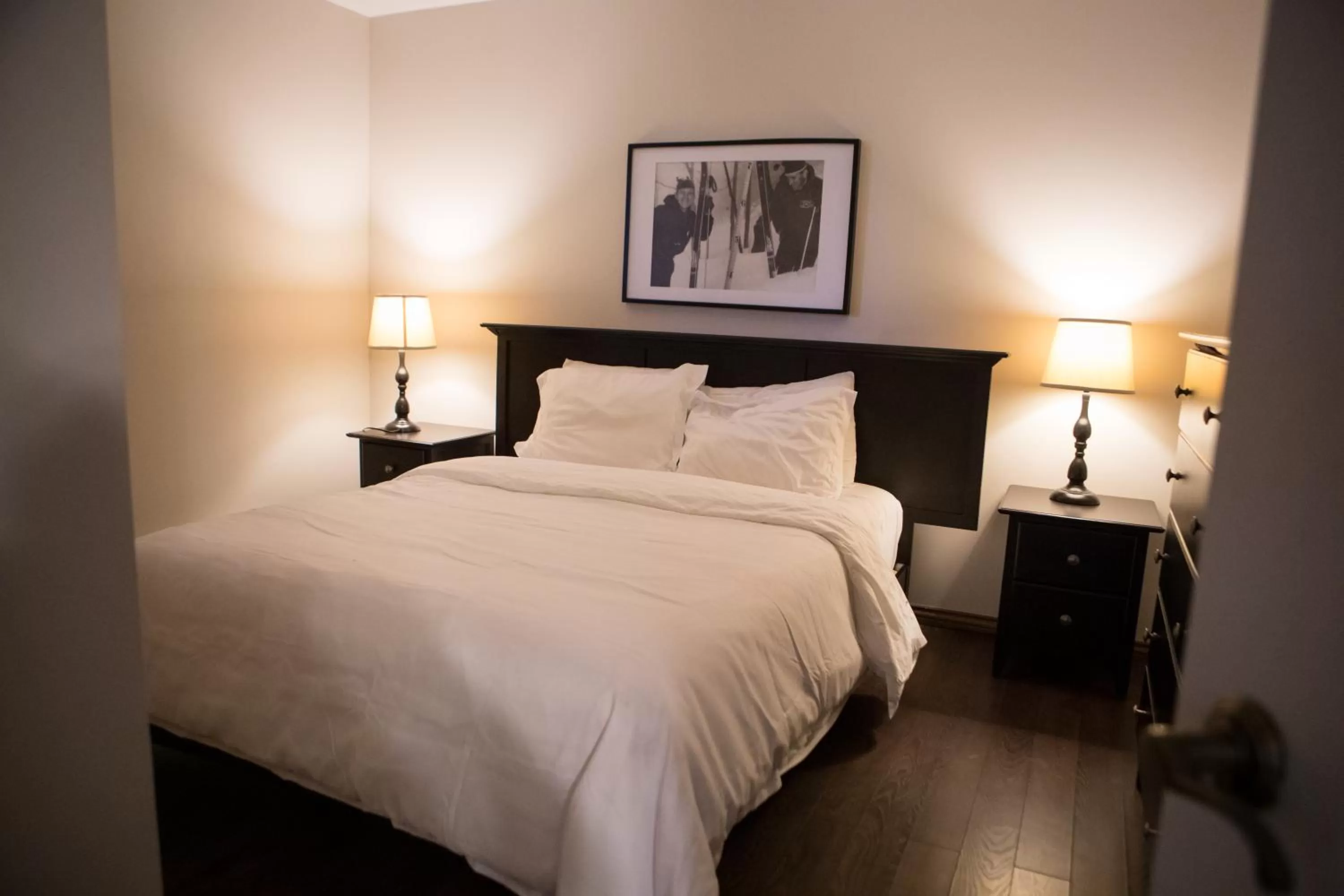 Bed in Le Montagnard, Auberge Hôtel & Chalets