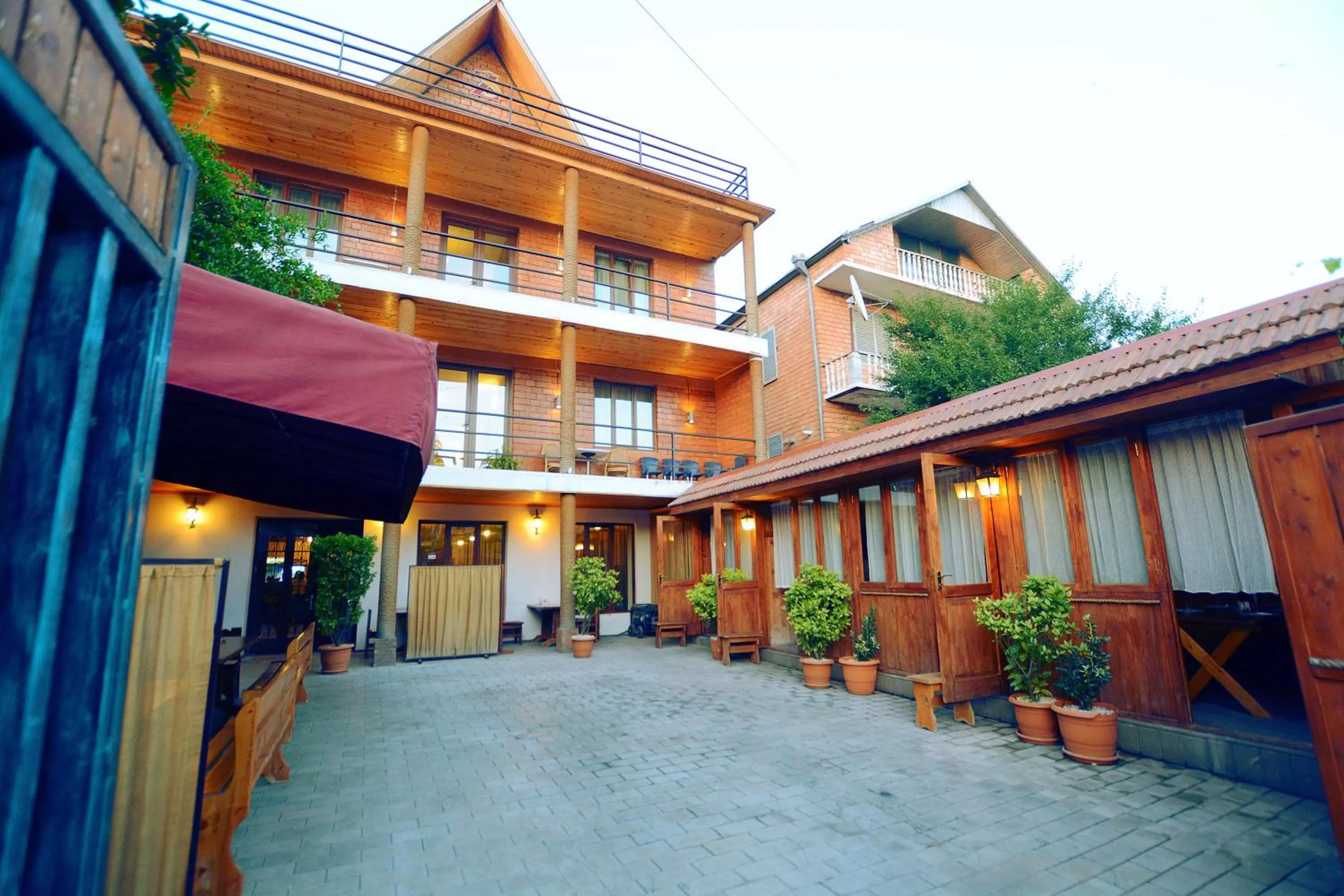 Restaurant/places to eat in Chveni sakhli