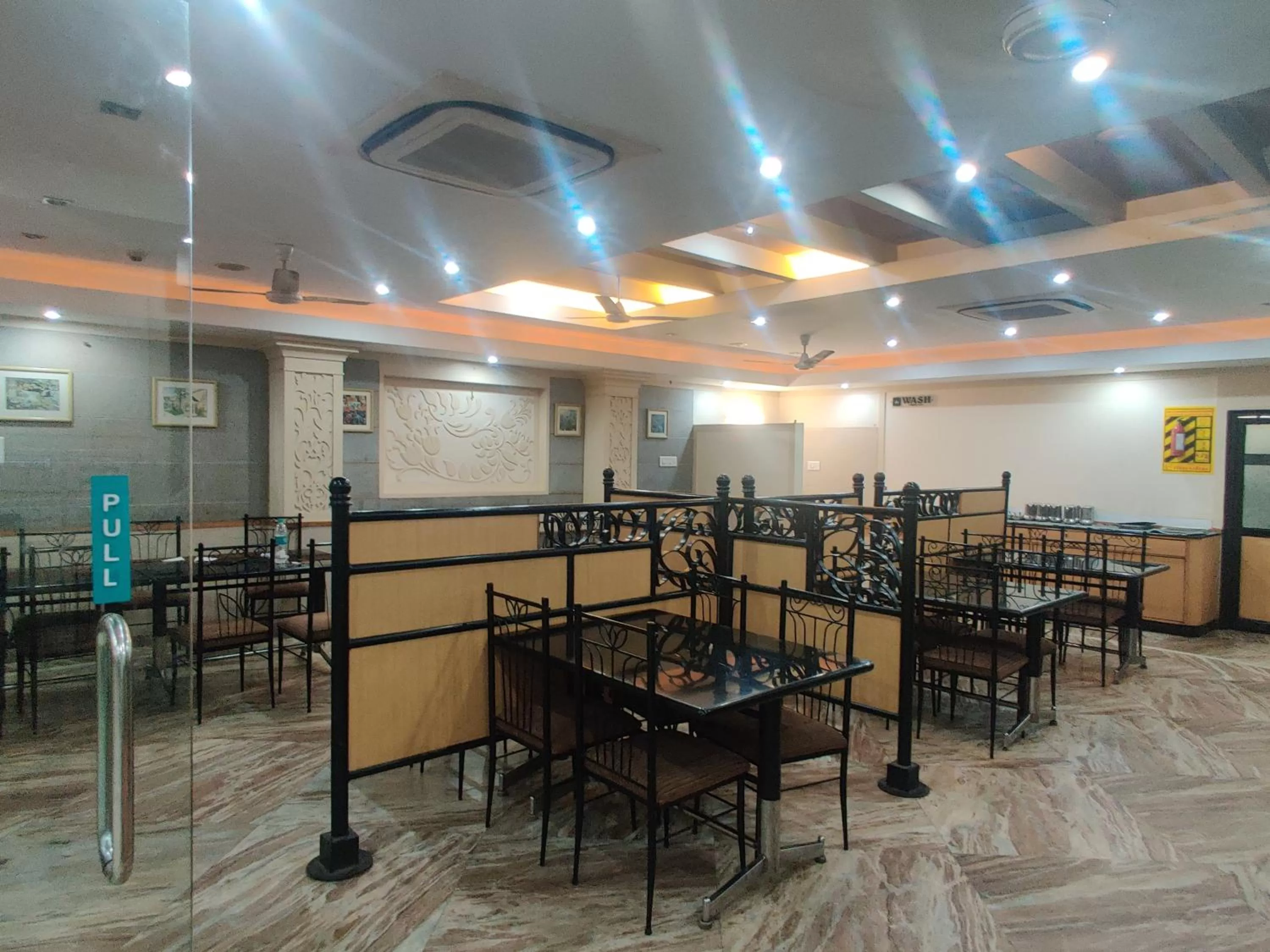 Restaurant/Places to Eat in Hotel Aishwarywaa