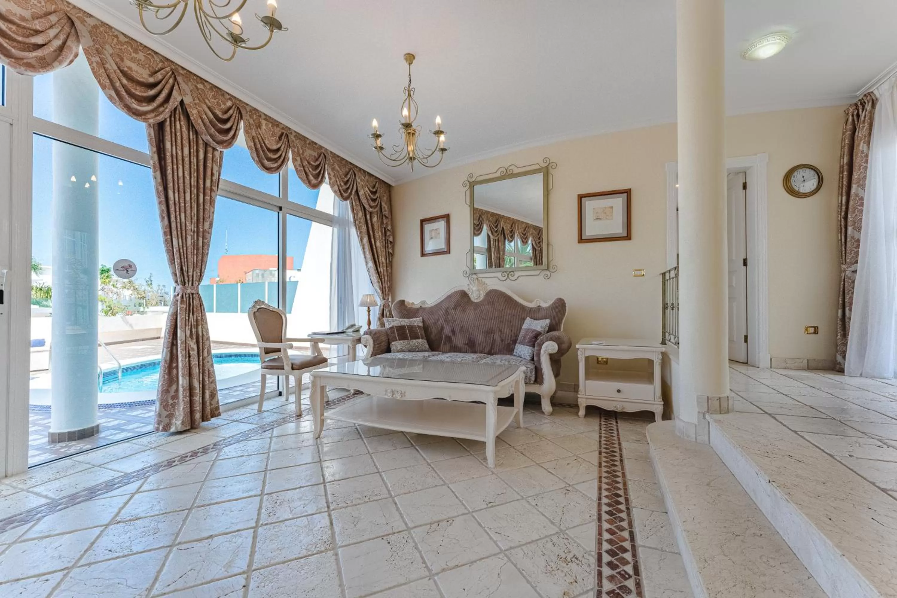 Living room in Flamingo Suites Boutique Hotel