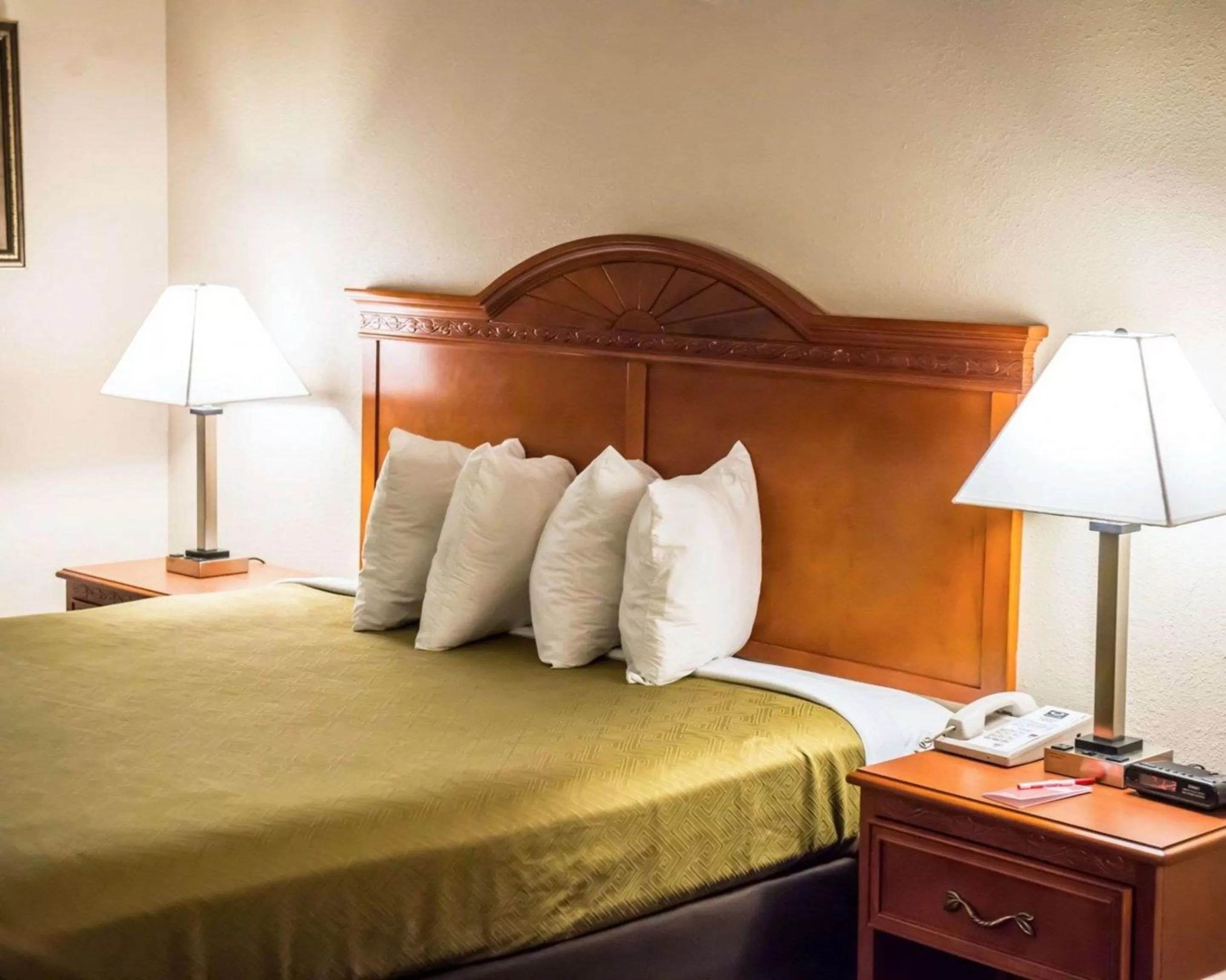 Photo of the whole room, Bed in Econo Lodge Panama City St Andrews