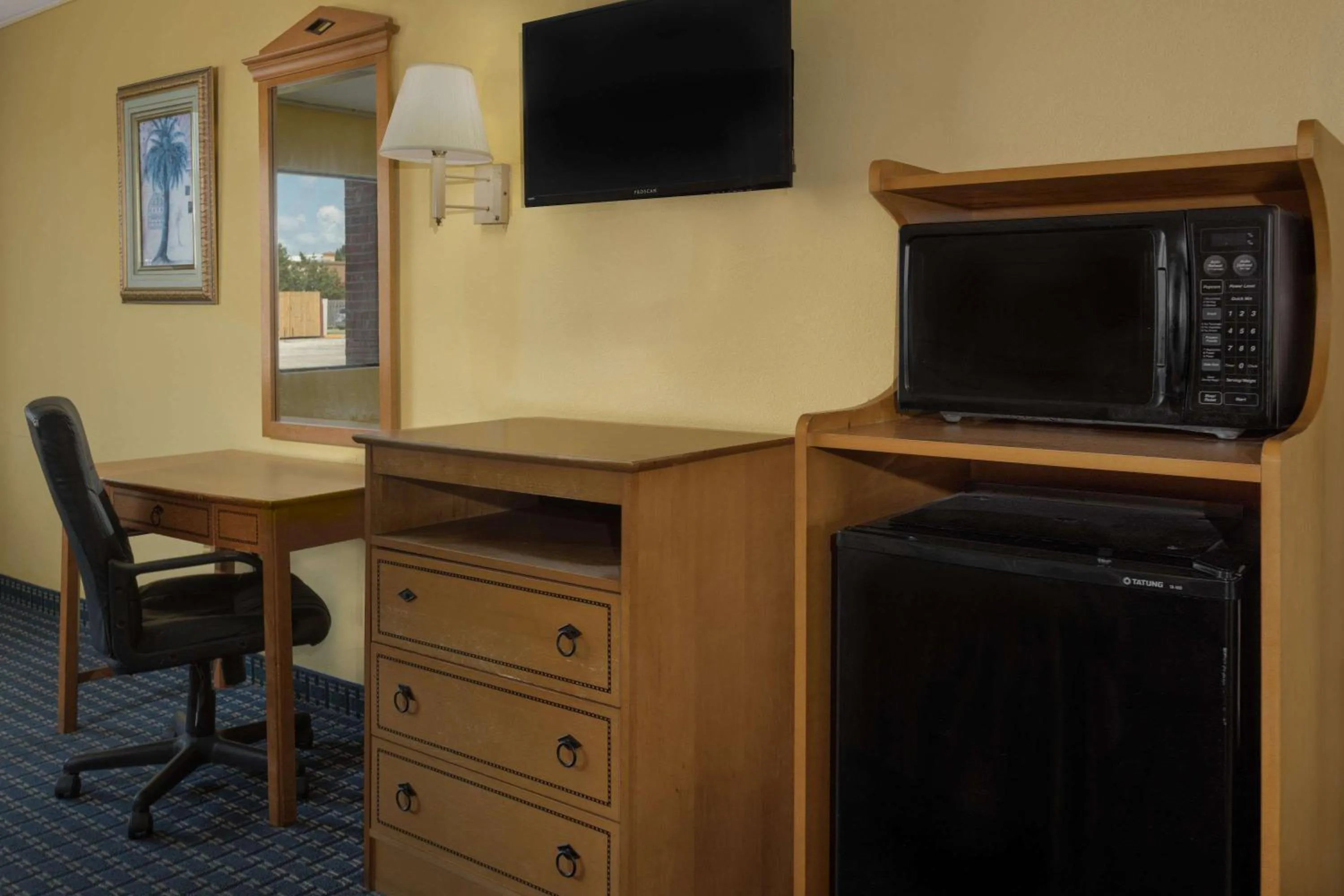 Photo of the whole room in Super 8 by Wyndham Breaux Bridge