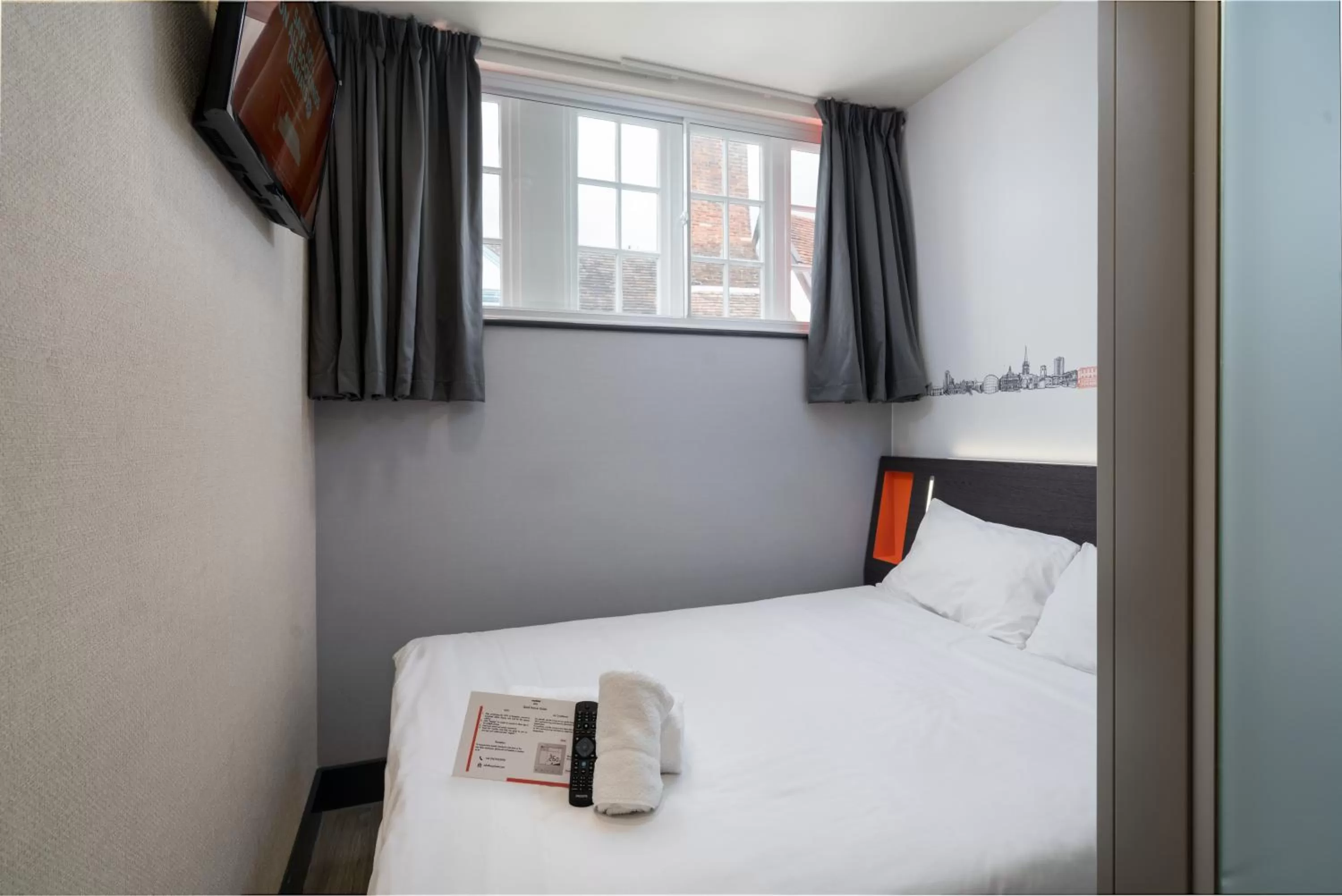 Bedroom, Bed in easyHotel Ipswich