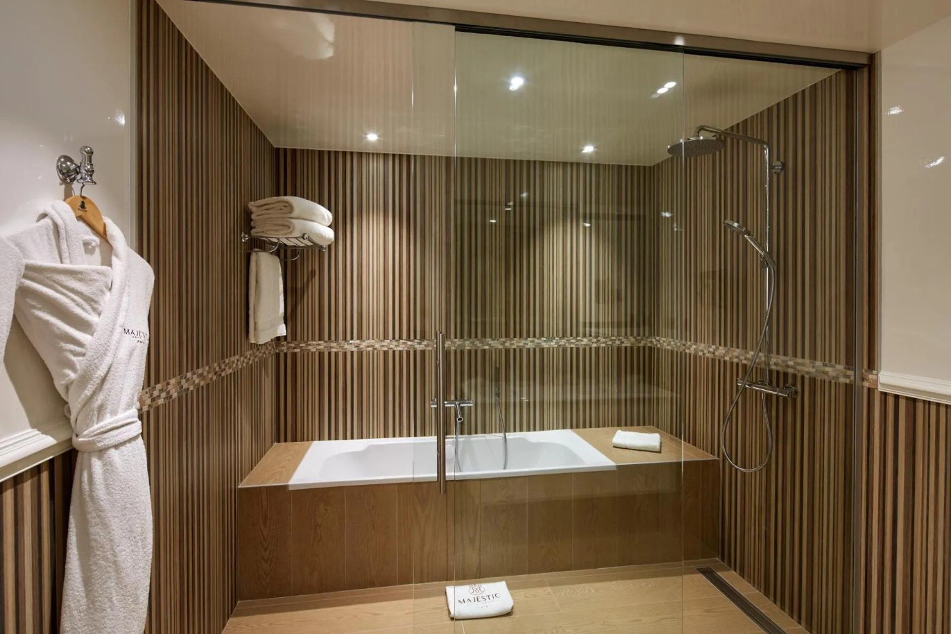 Shower in Majestic Hotel Spa - Champs Elysées