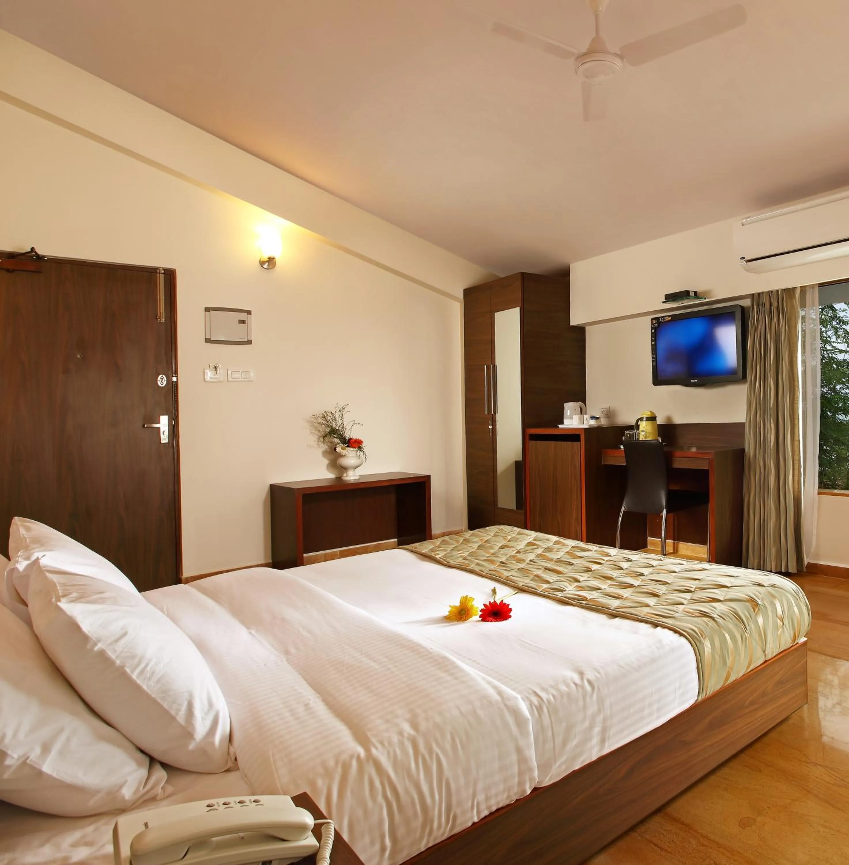 Photo of the whole room, Bed in The Hawaii Comforts Panjim Donapaula