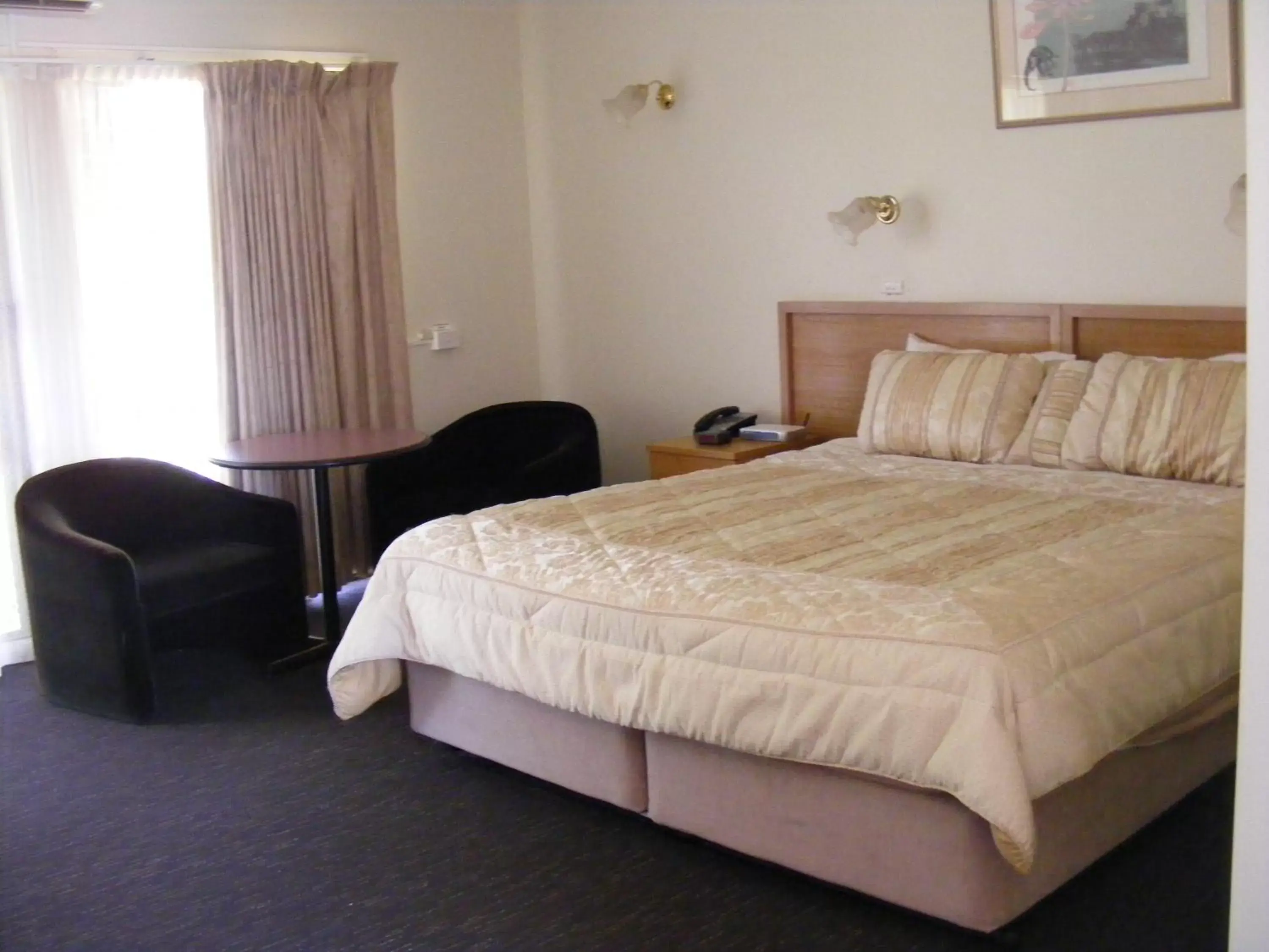 King Room with Spa Bath - No Pets Allowed in Mildura Motor Inn King Room with Spa Bath - No Pets Allowed in Mildura Motor Inn