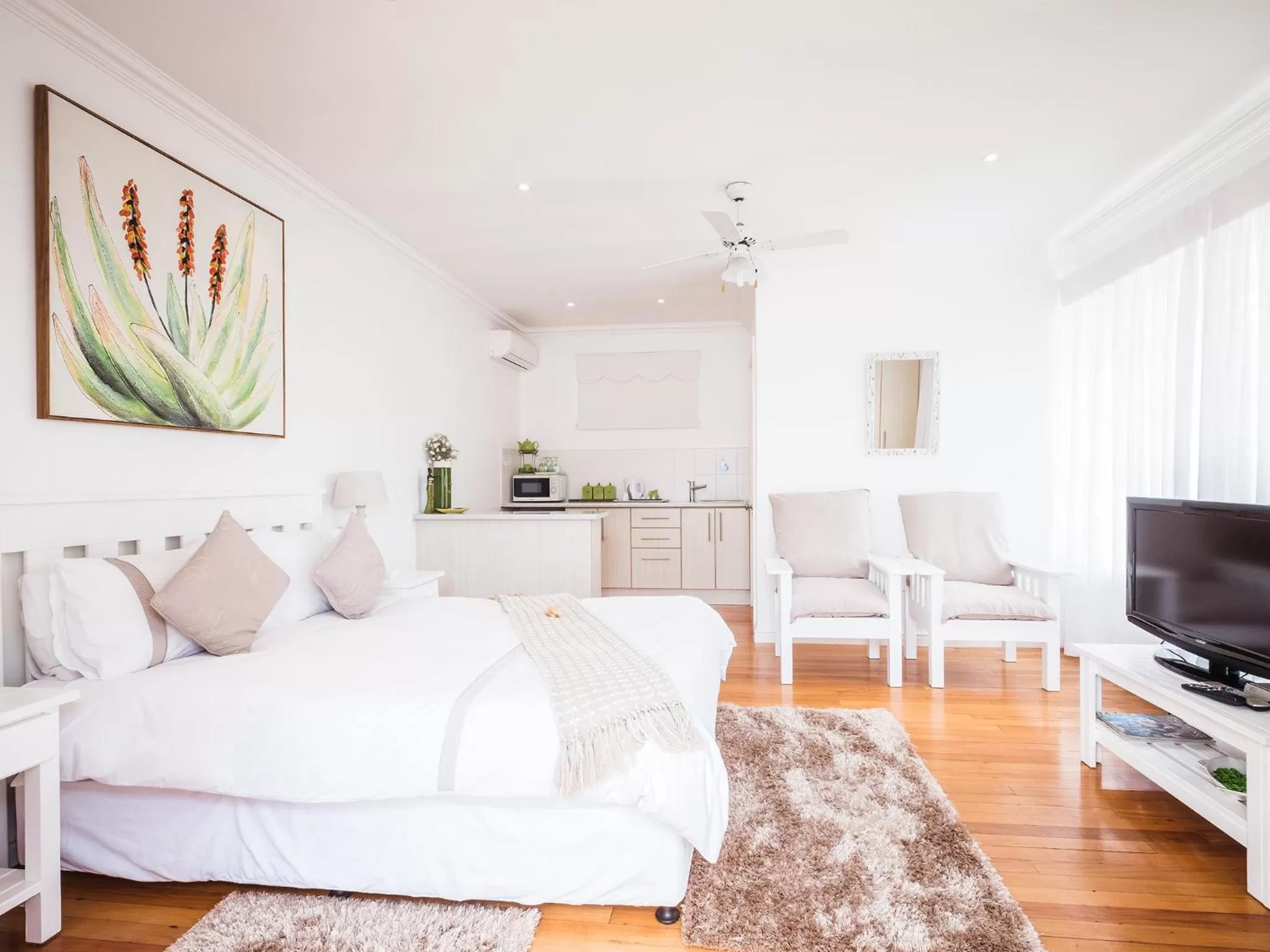 Photo of the whole room in On the Bay