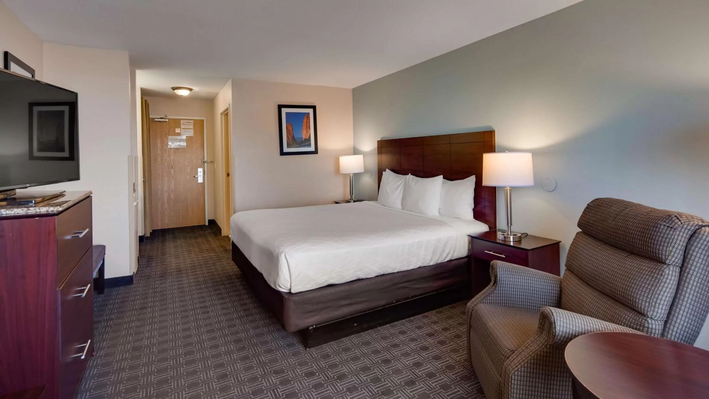 Photo of the whole room, Bed in Best Western Plus Gateway Inn & Suites - Aurora