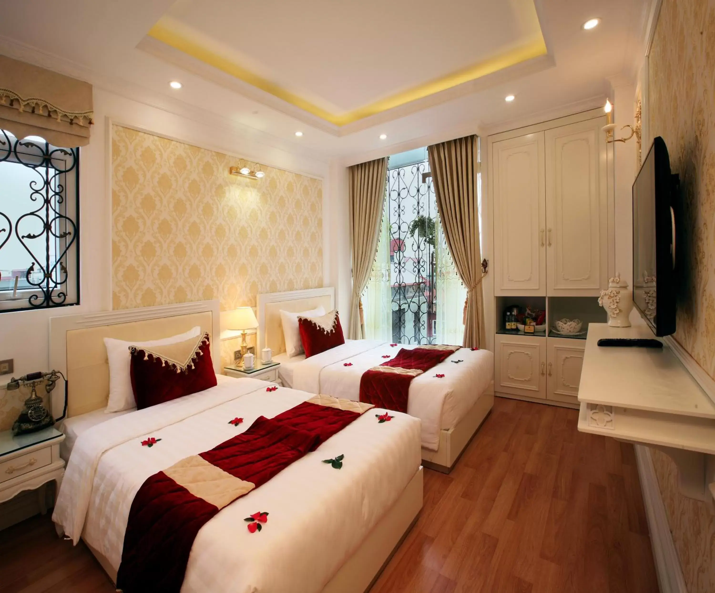 Deluxe Double or Twin Room with Balcony in Hanoi Hotel Royal Deluxe Double or Twin Room with Balcony in Hanoi Hotel Royal