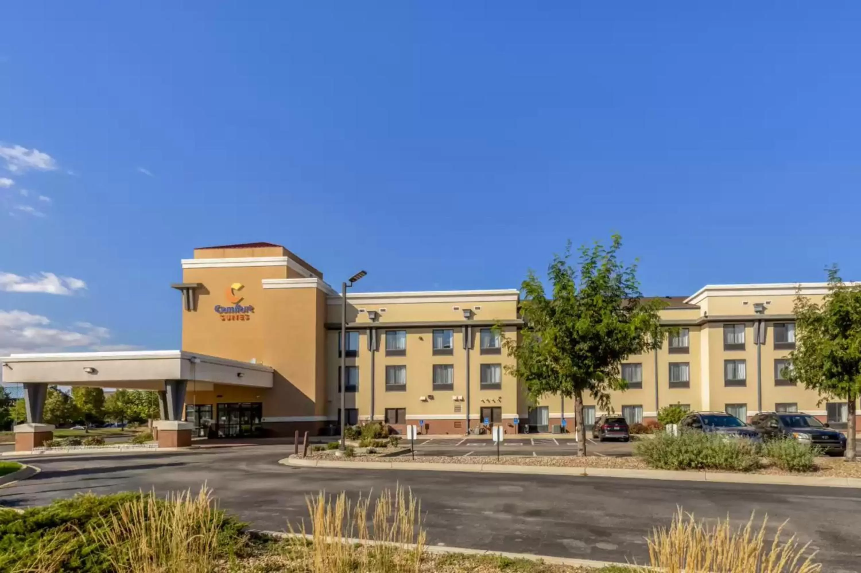 Property building in Comfort Suites Longmont