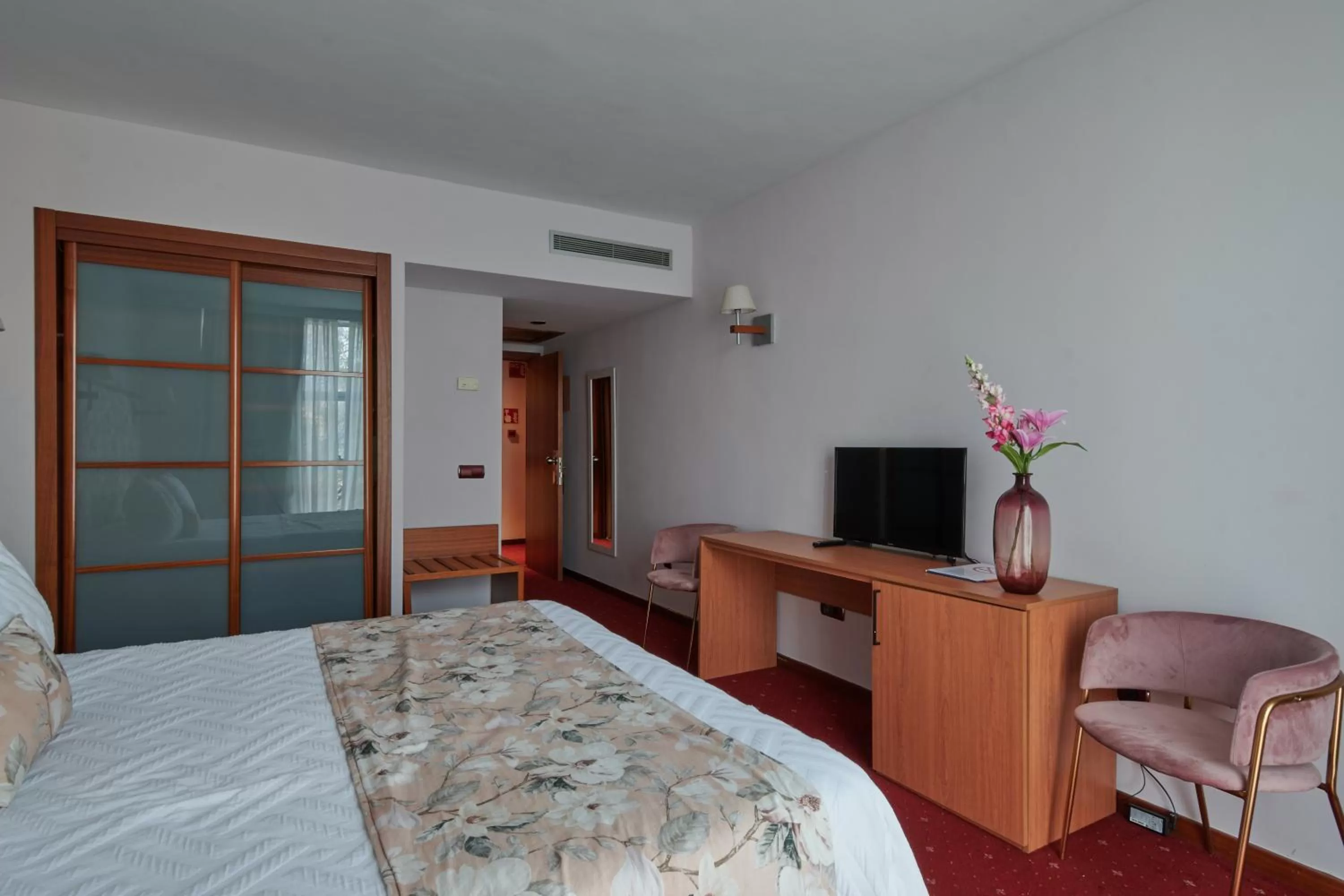 Photo of the whole room, Bed in Ramblas Vendrell