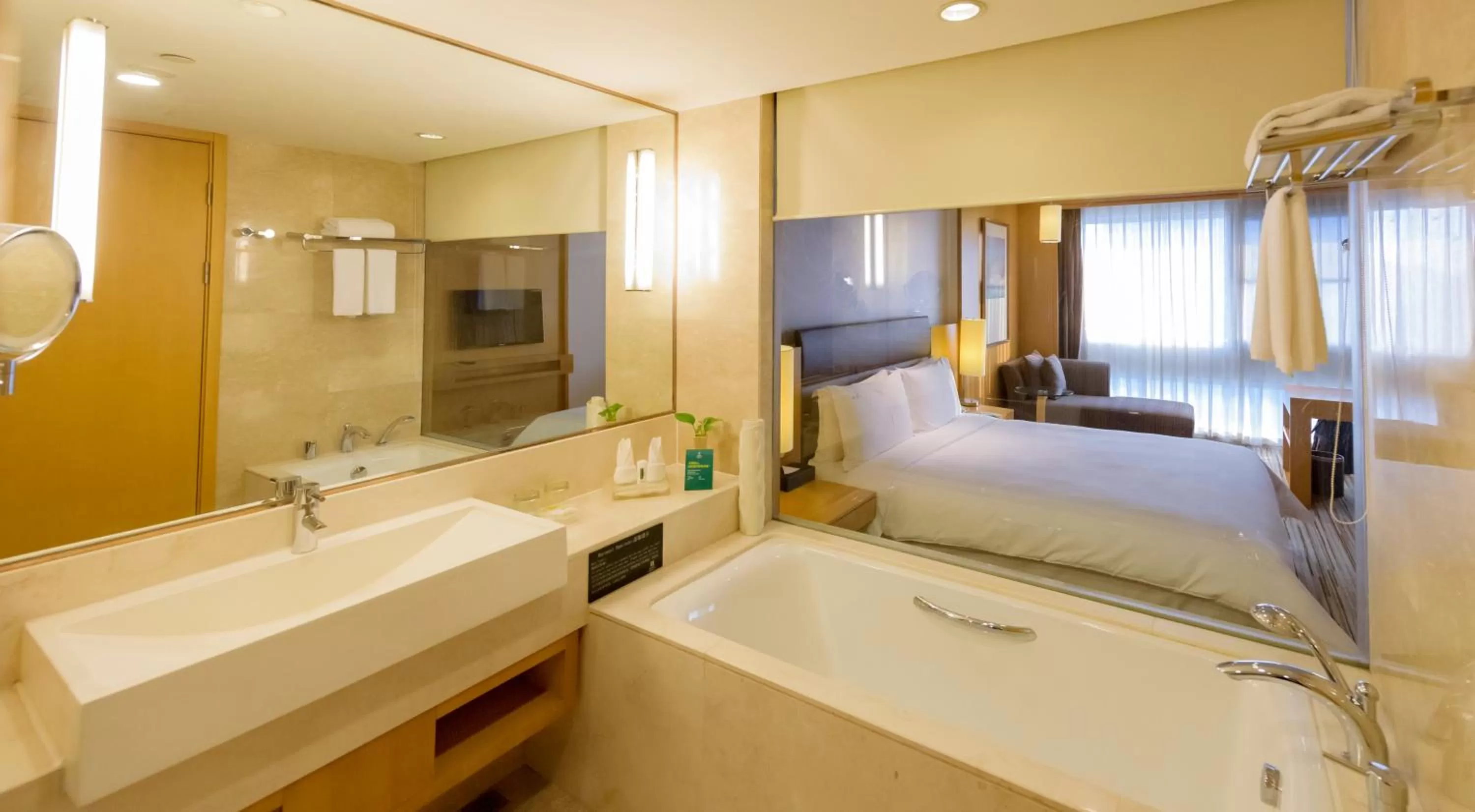 Bathroom, Bed in Holiday Inn Shijiazhuang Central by IHG