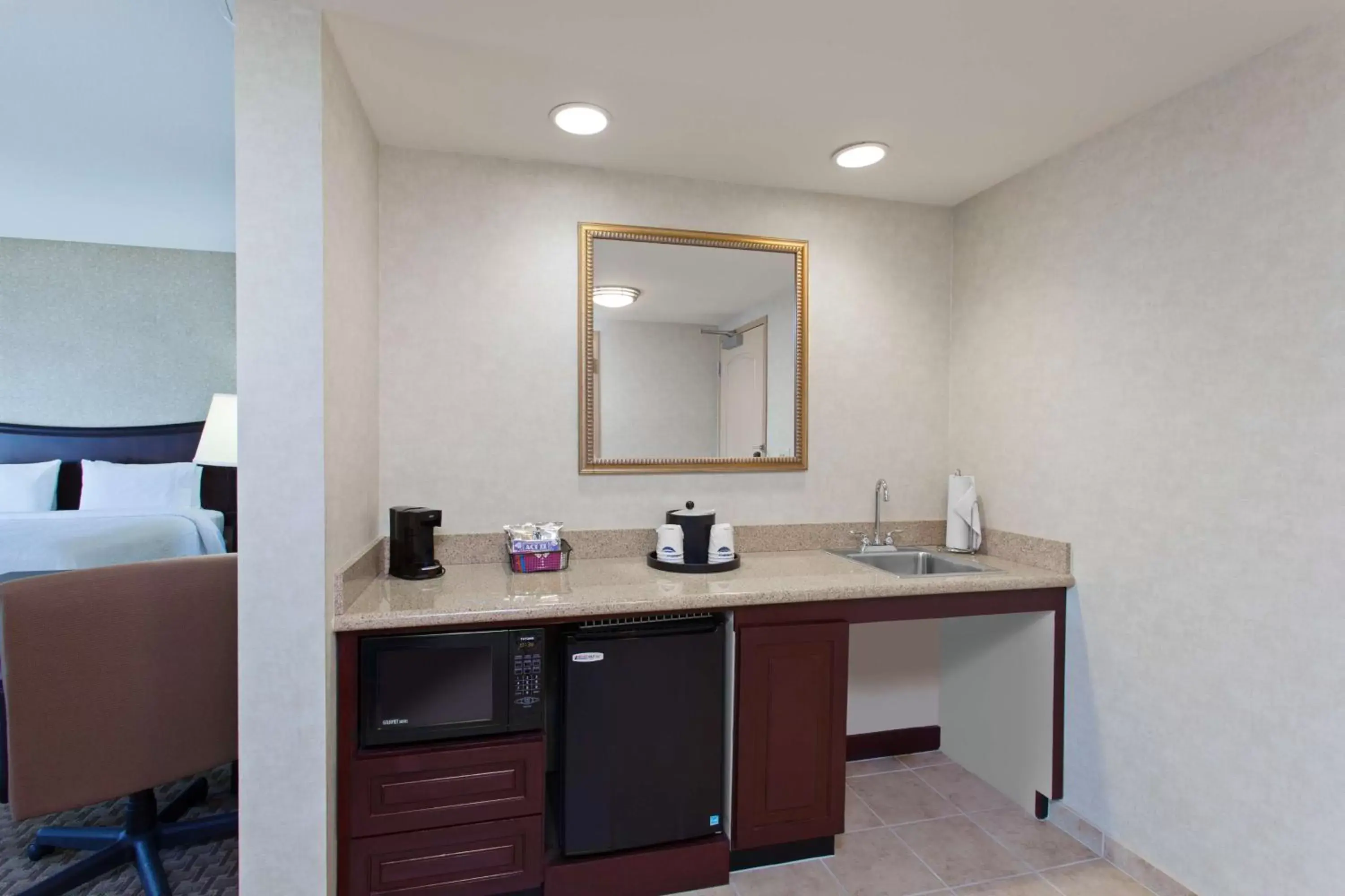 King Room with Accessible Tub - Mobility and Hearing Access/Non-Smoking in Hampton Inn & Suites Oakland Airport-Alameda King Room with Accessible Tub - Mobility and Hearing Access/Non-Smoking in Hampton Inn & Suites Oakland Airport-Alameda