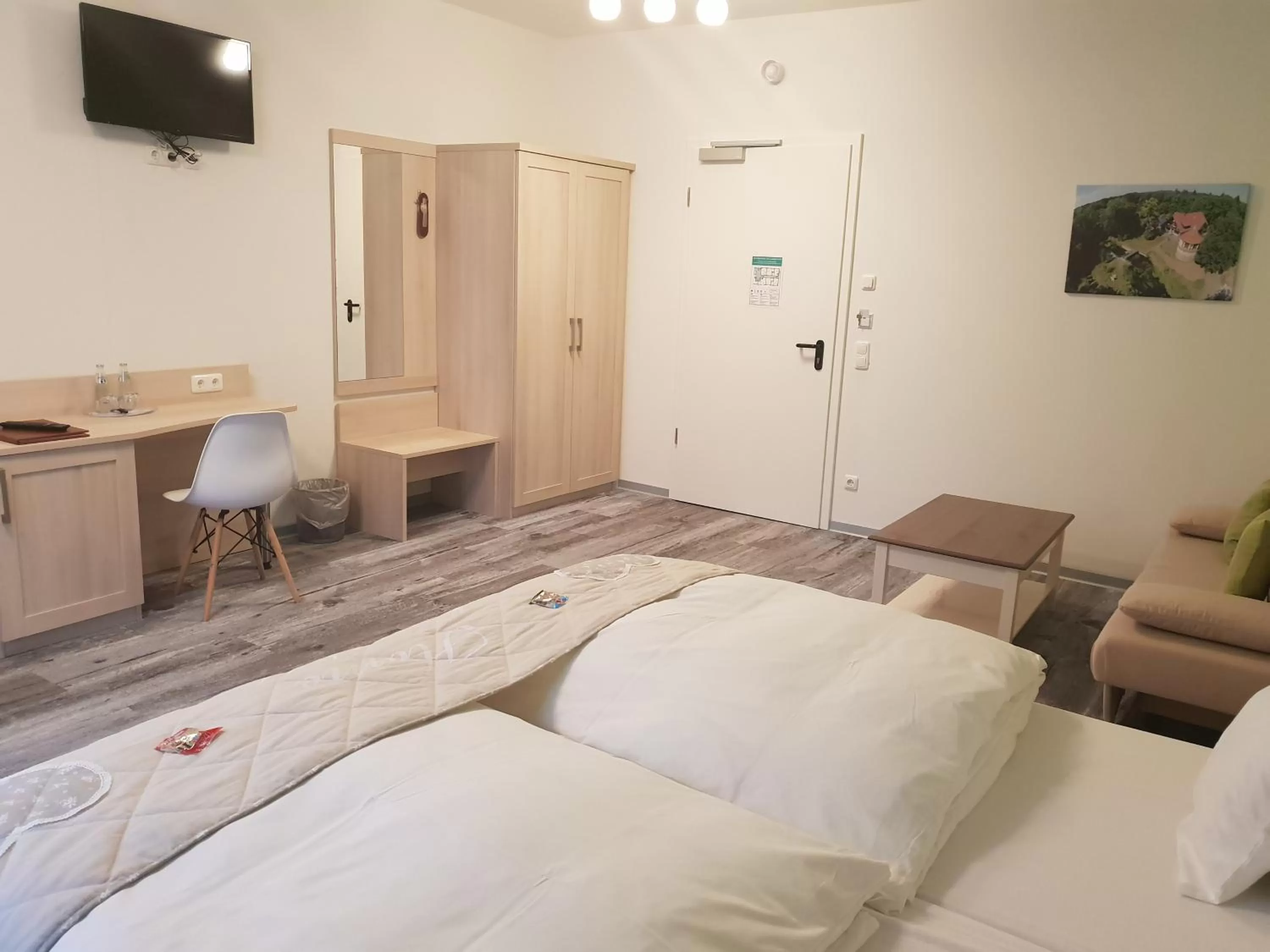 Photo of the whole room, Bed in Neue Mühle Kleines Landhotel