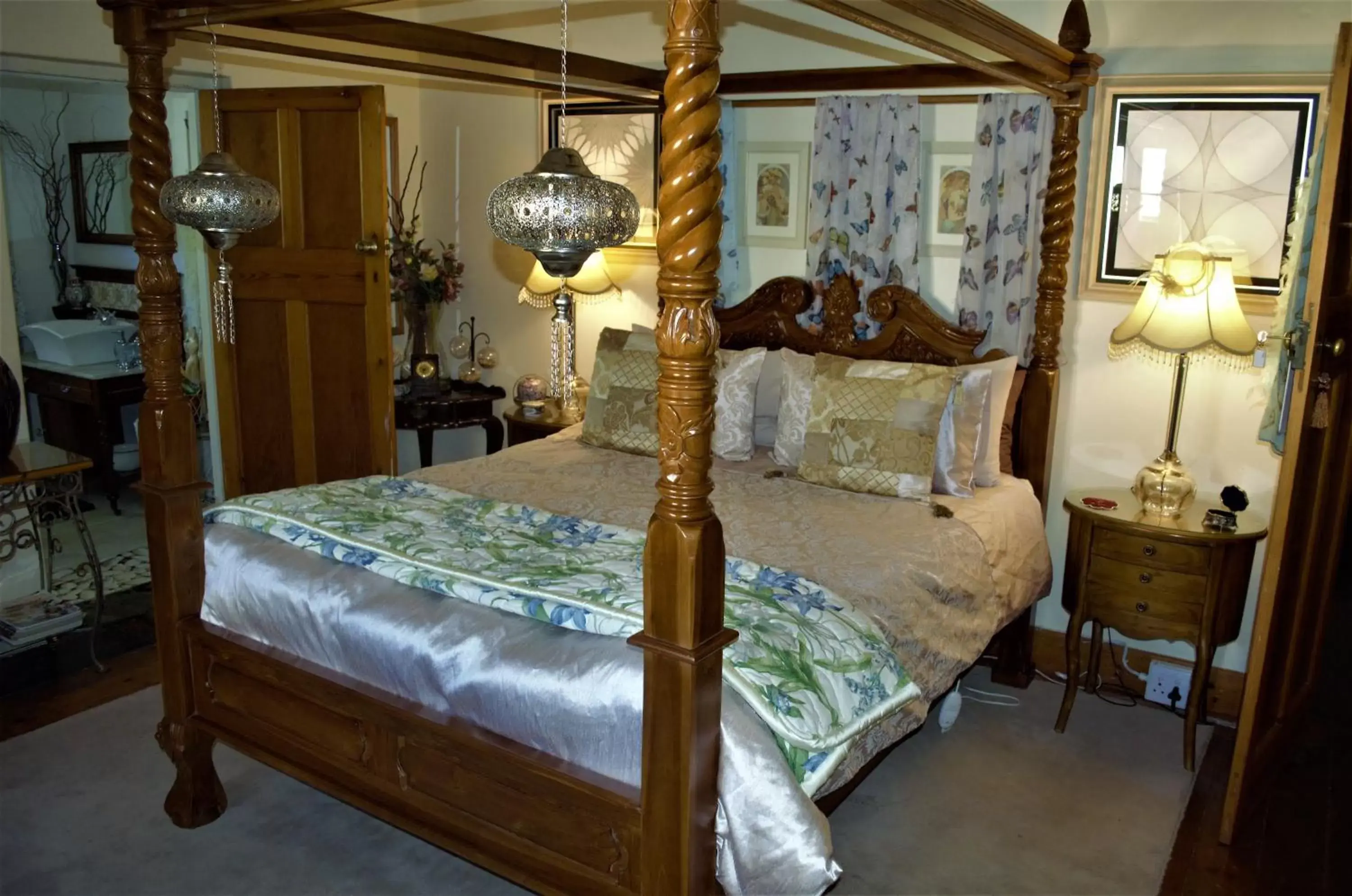 Luxury Queen Room - single occupancy in 79 On Ridge Luxury Queen Room - single occupancy in 79 On Ridge