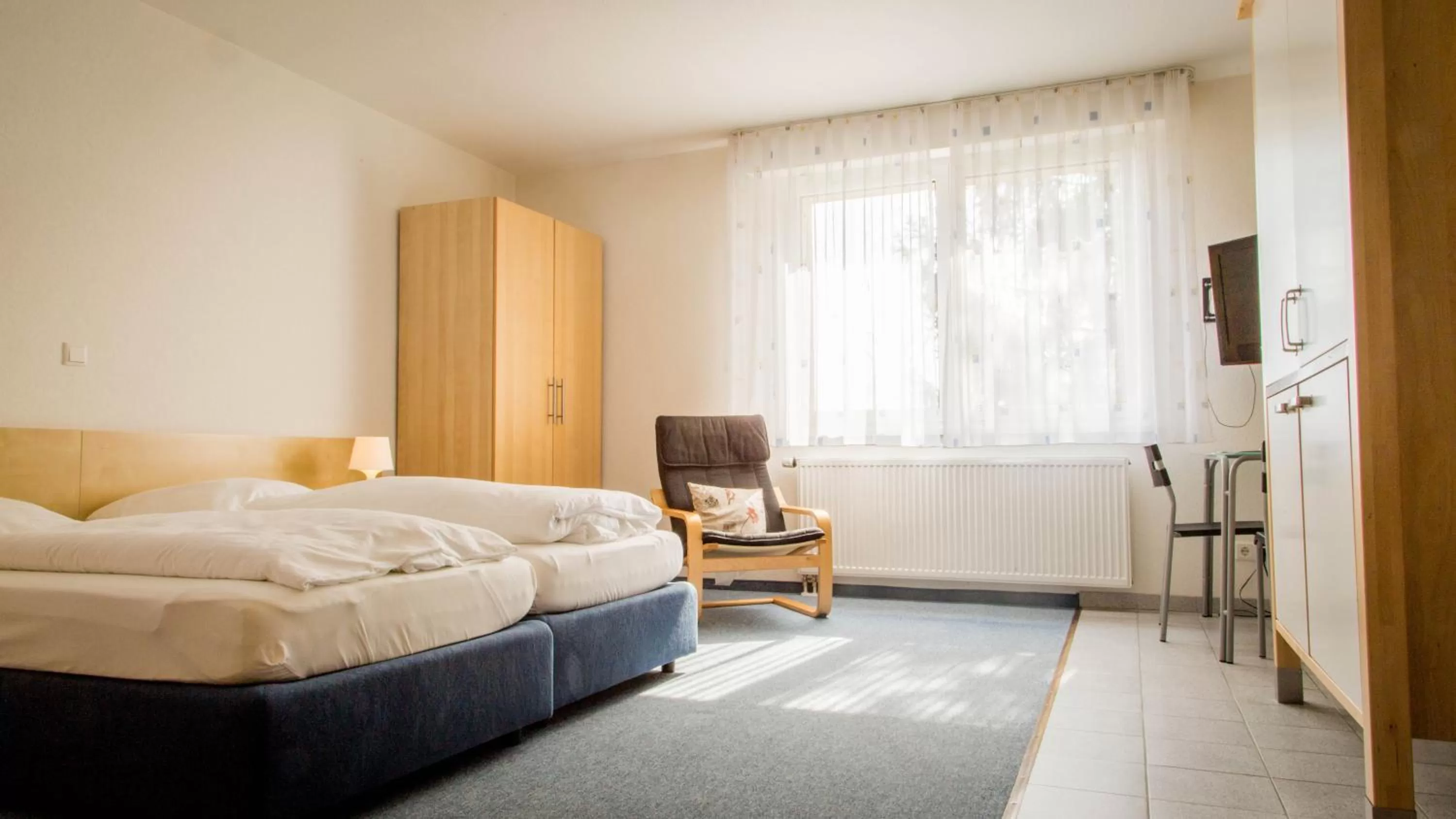 Photo of the whole room, Bed in Hotel Zum Grunewald