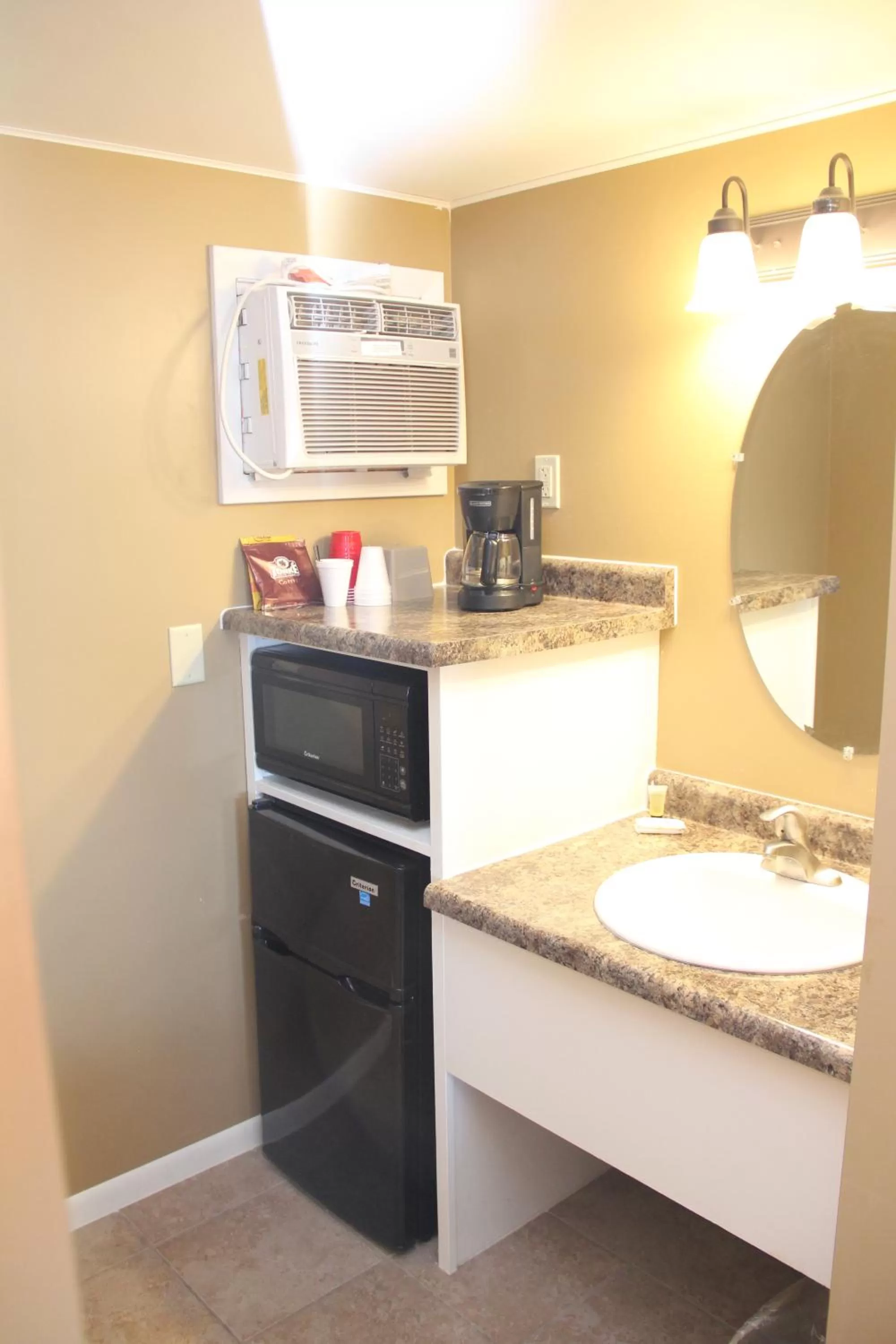 Bathroom in Lakeshor Motor Inn