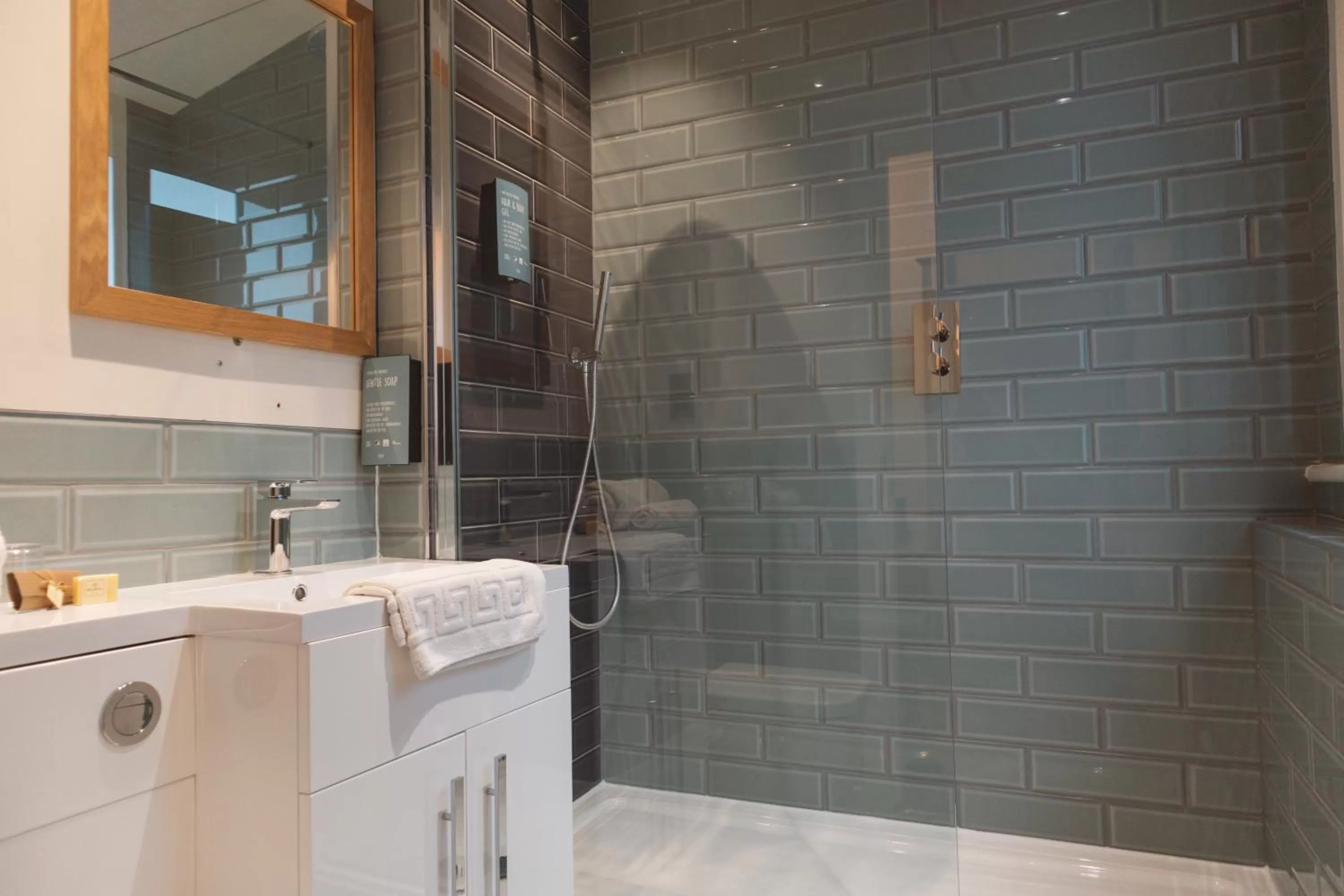 Shower, Bathroom in The Royal Kings Arms