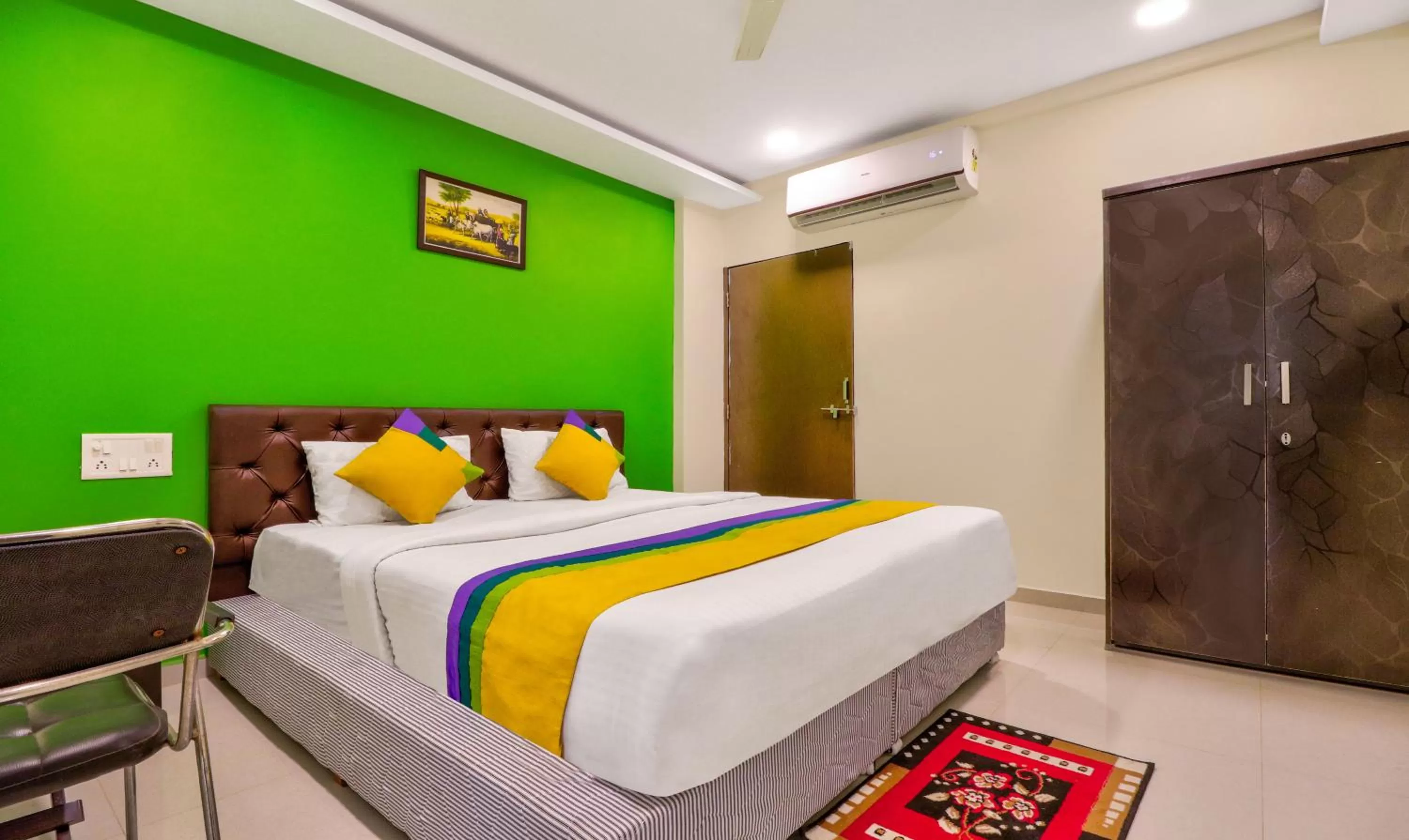 Bedroom, Bed in Itsy Hotels Carnival Inn