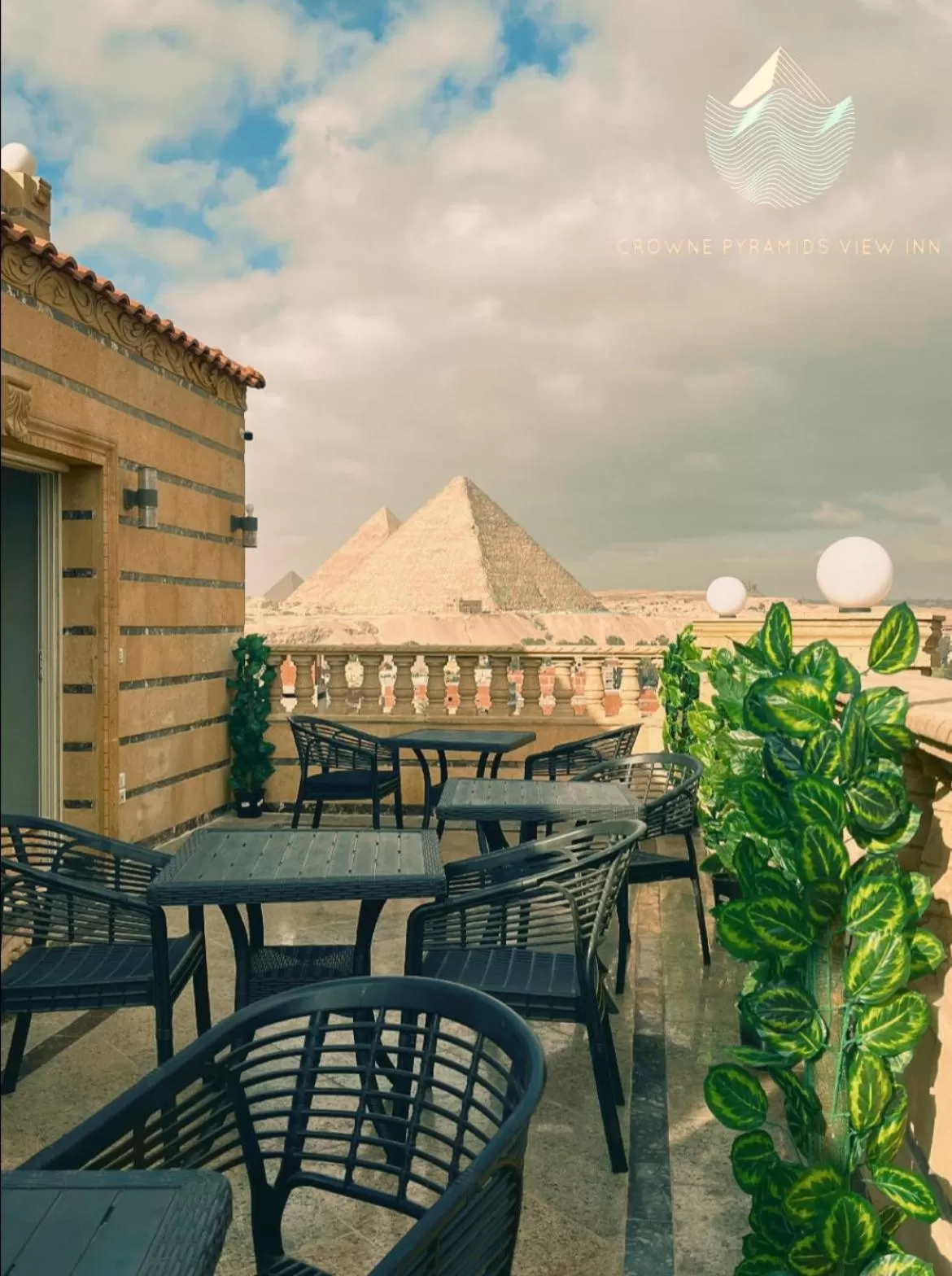 Patio in Crowne Pyramids view inn