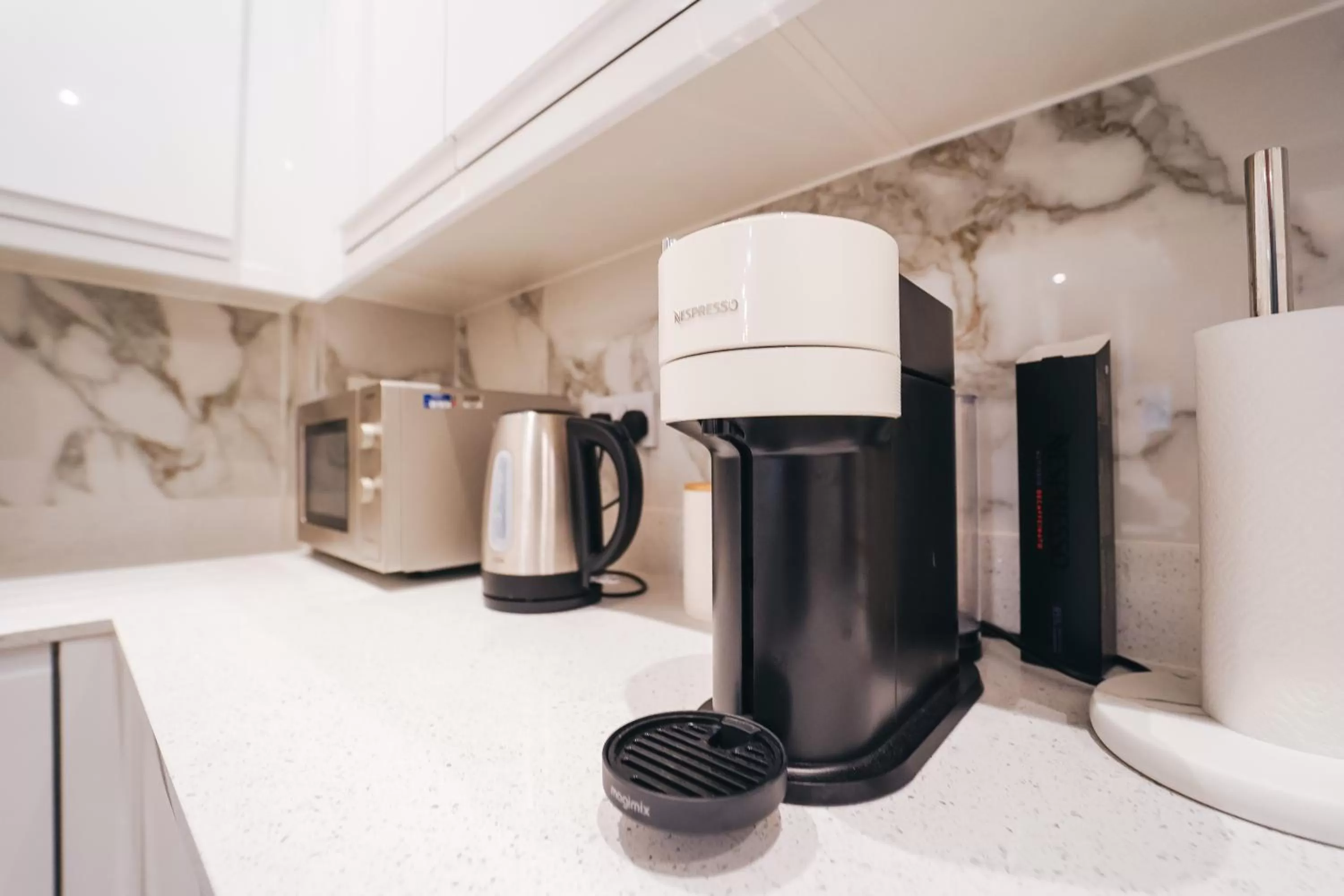 Coffee/tea facilities, Kitchen/Kitchenette in The Avonmore Olympia