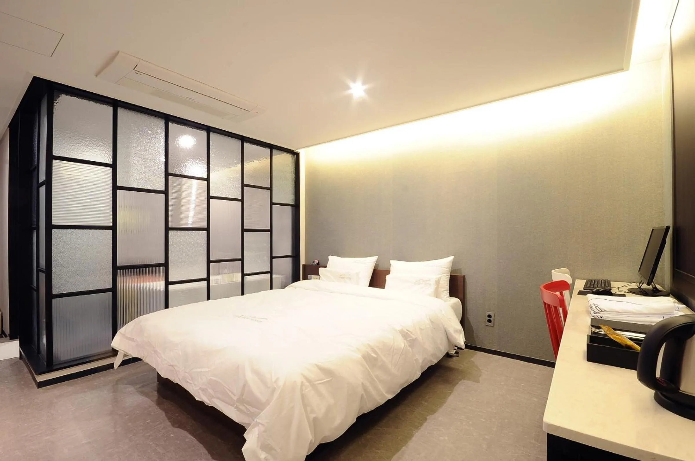 Bedroom, Bed in Queens Hotel Seomyeon Busan