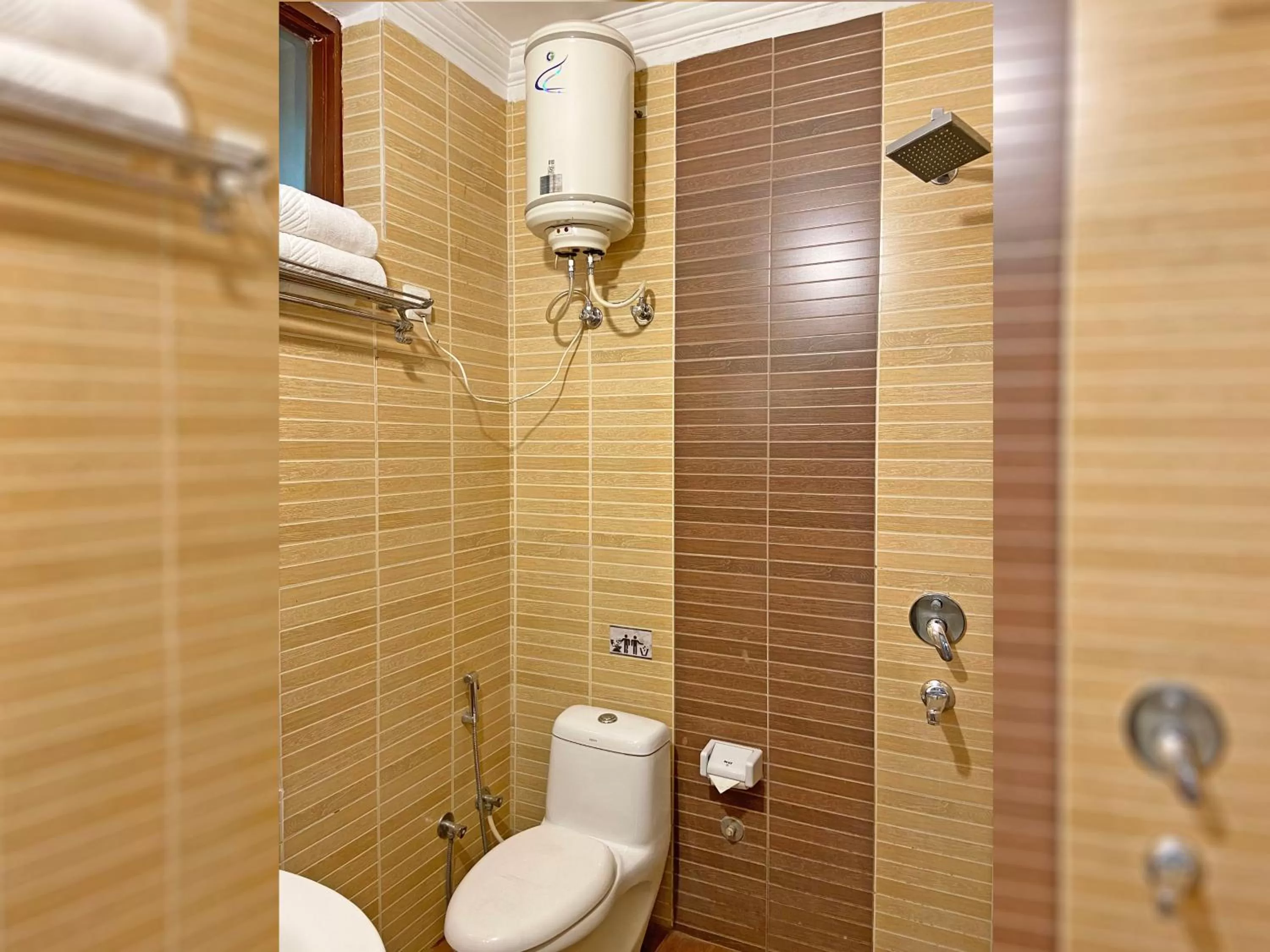 Shower in Hotel Nirvana Palace Rishikesh