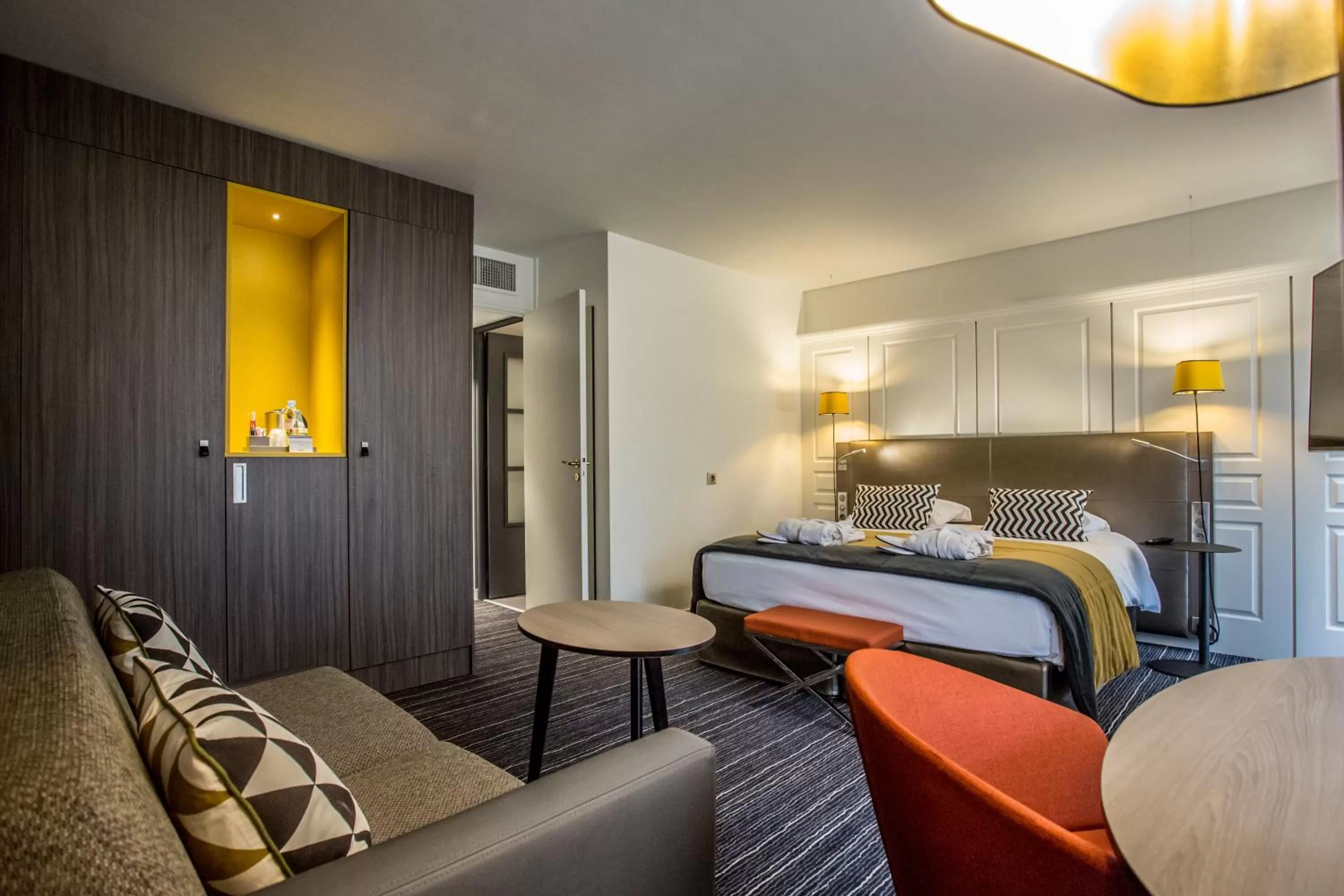 Bedroom, Bed in Hotel De Bourbon Grand Hotel Mercure Bourges