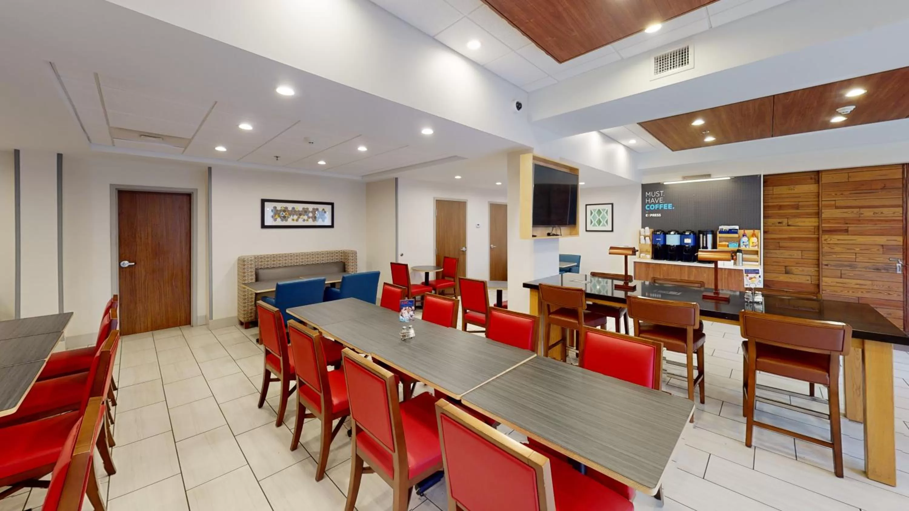Dining area in Holiday Inn Express South Burlington by IHG