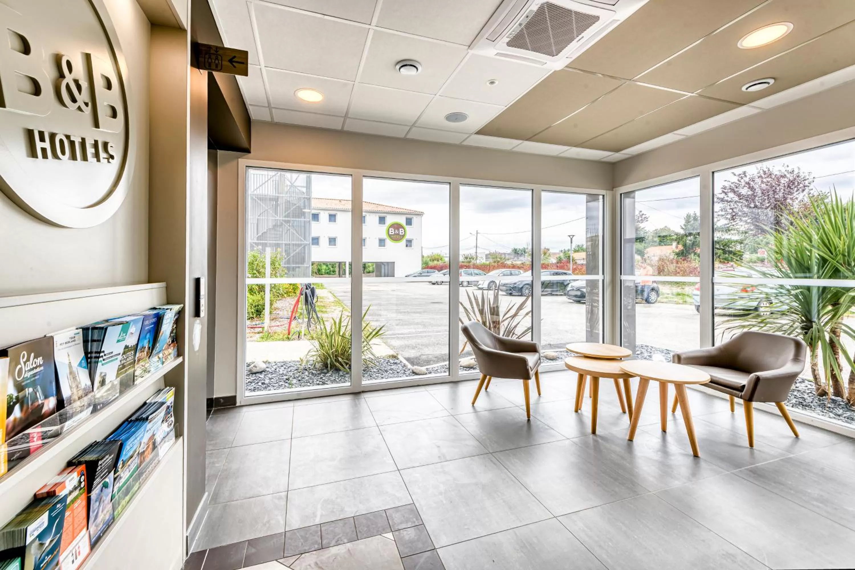 Lobby or reception in B&B HOTEL Bordeaux Le Haillan 3 étoiles