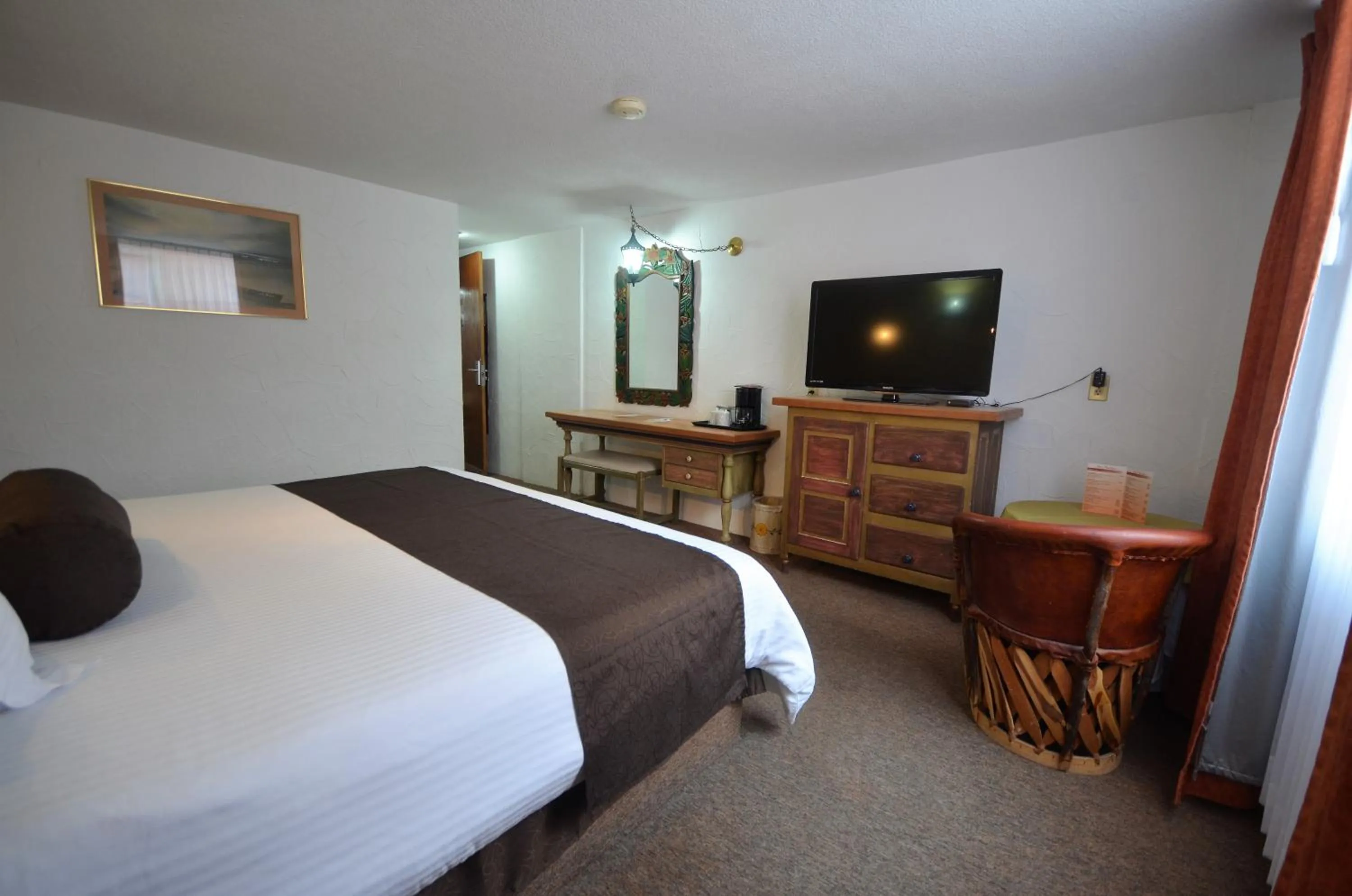 Photo of the whole room, Bed in Howard Johnson by Wyndham Morelia Calle Real