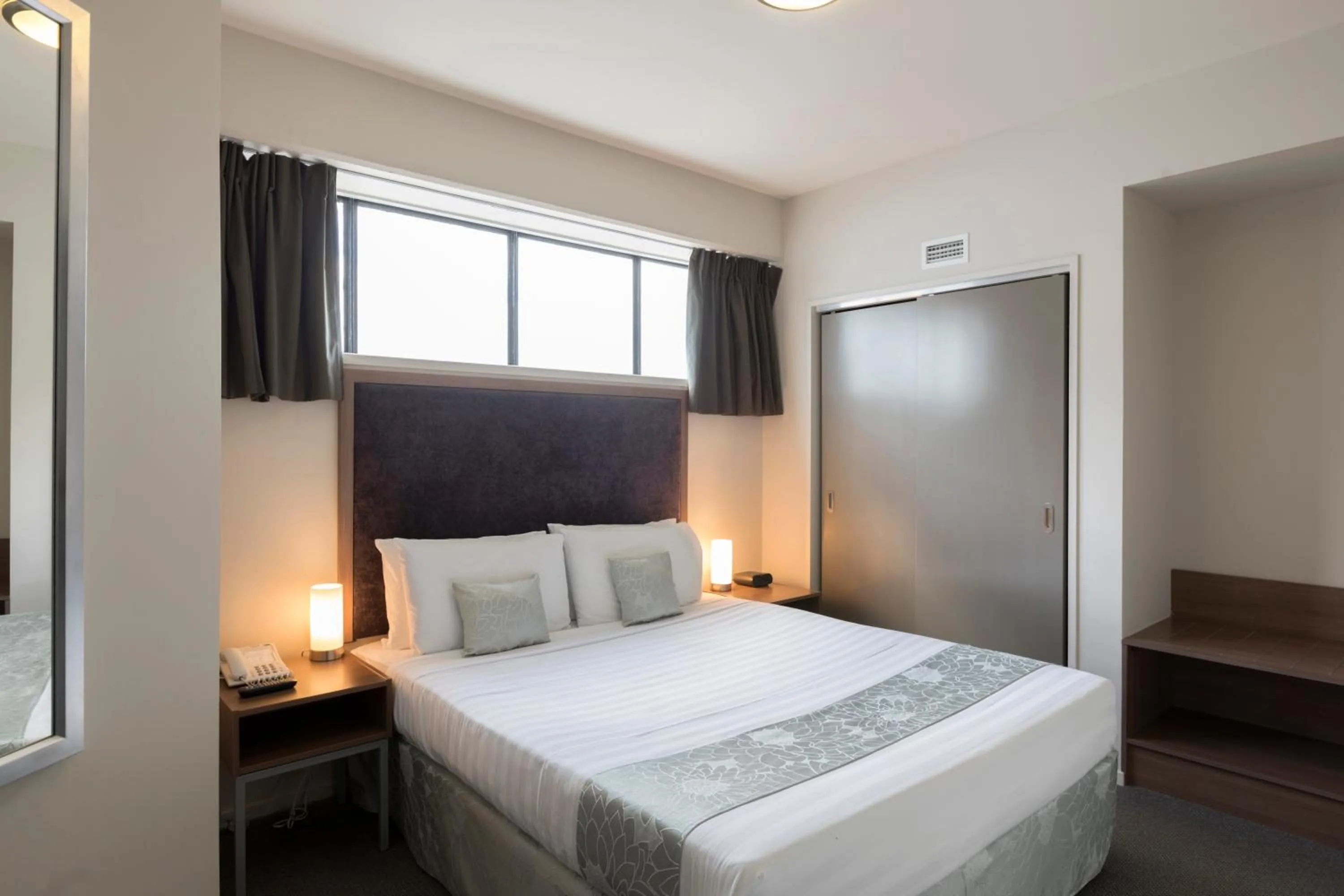 Bed in Quality Suites Central Square