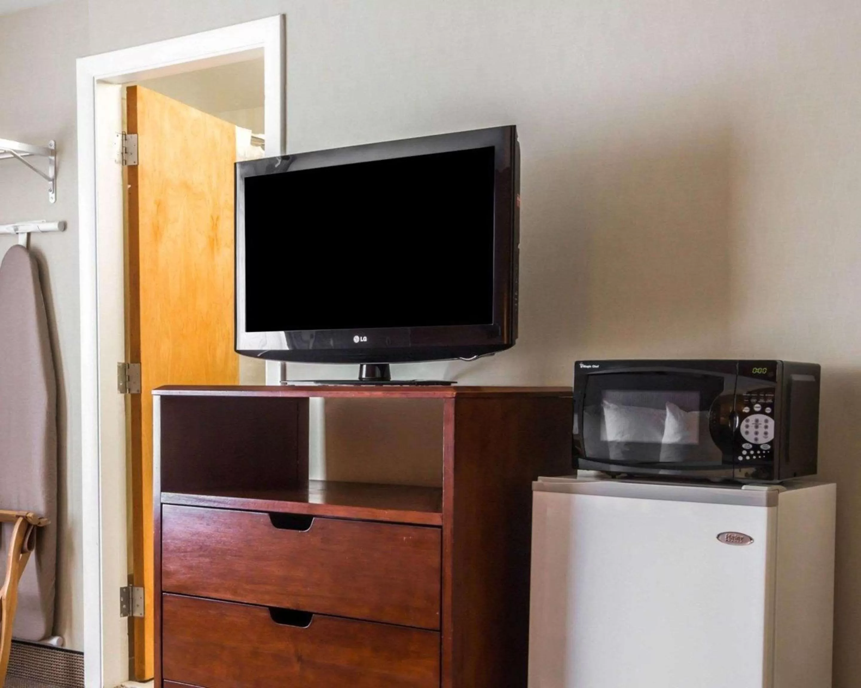 Photo of the whole room in Econo Lodge Lakes Region