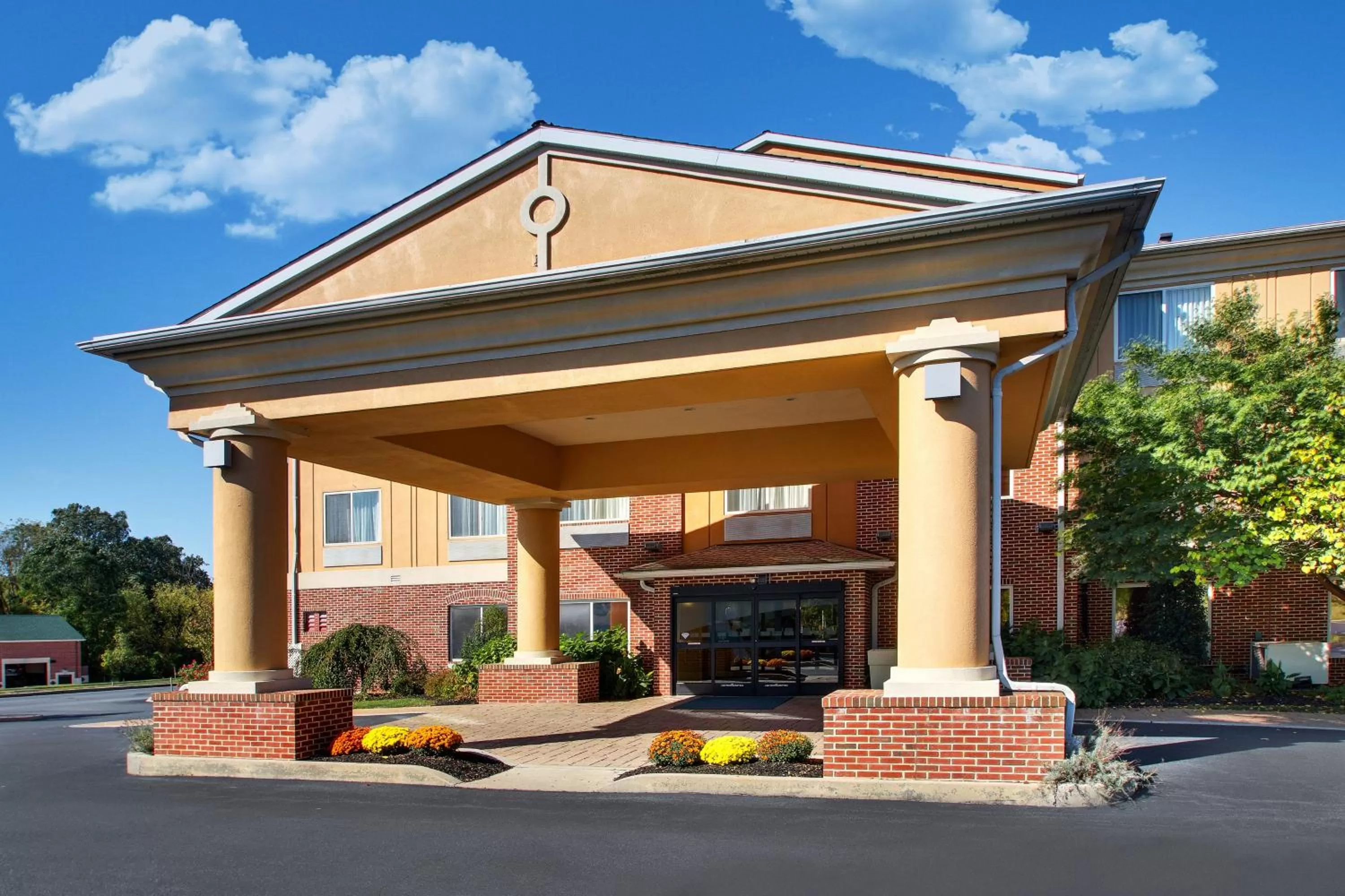 Property building in Holiday Inn Express Hotel & Suites Lancaster-Lititz by IHG