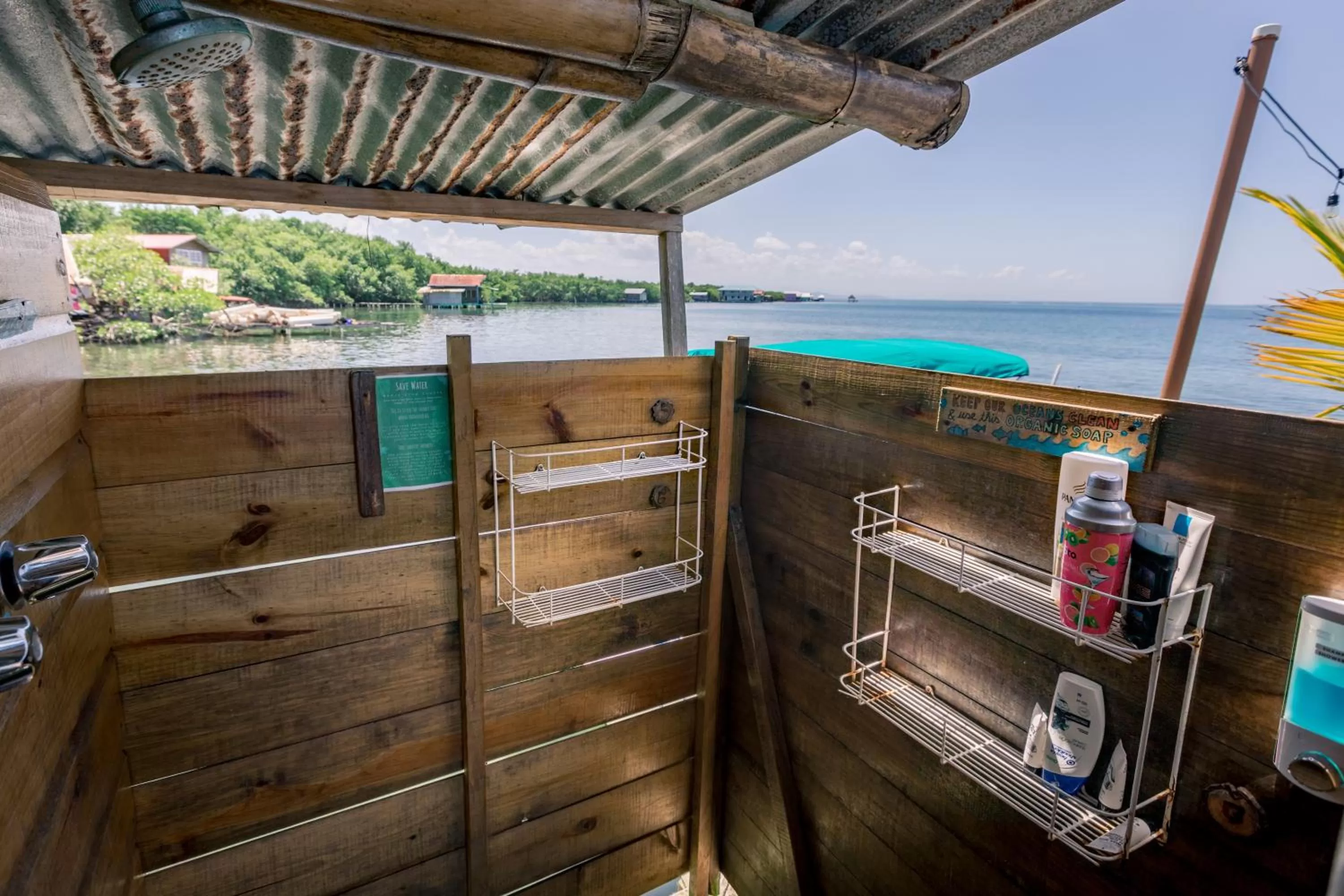 Shower in Barrbra BnB Over The Sea