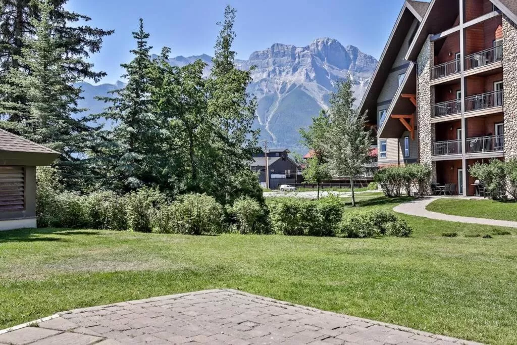 Property building in Mountain Retreat, Pool & Hot Tub, BBQ, Patio, King Bed, Sleeps 6!