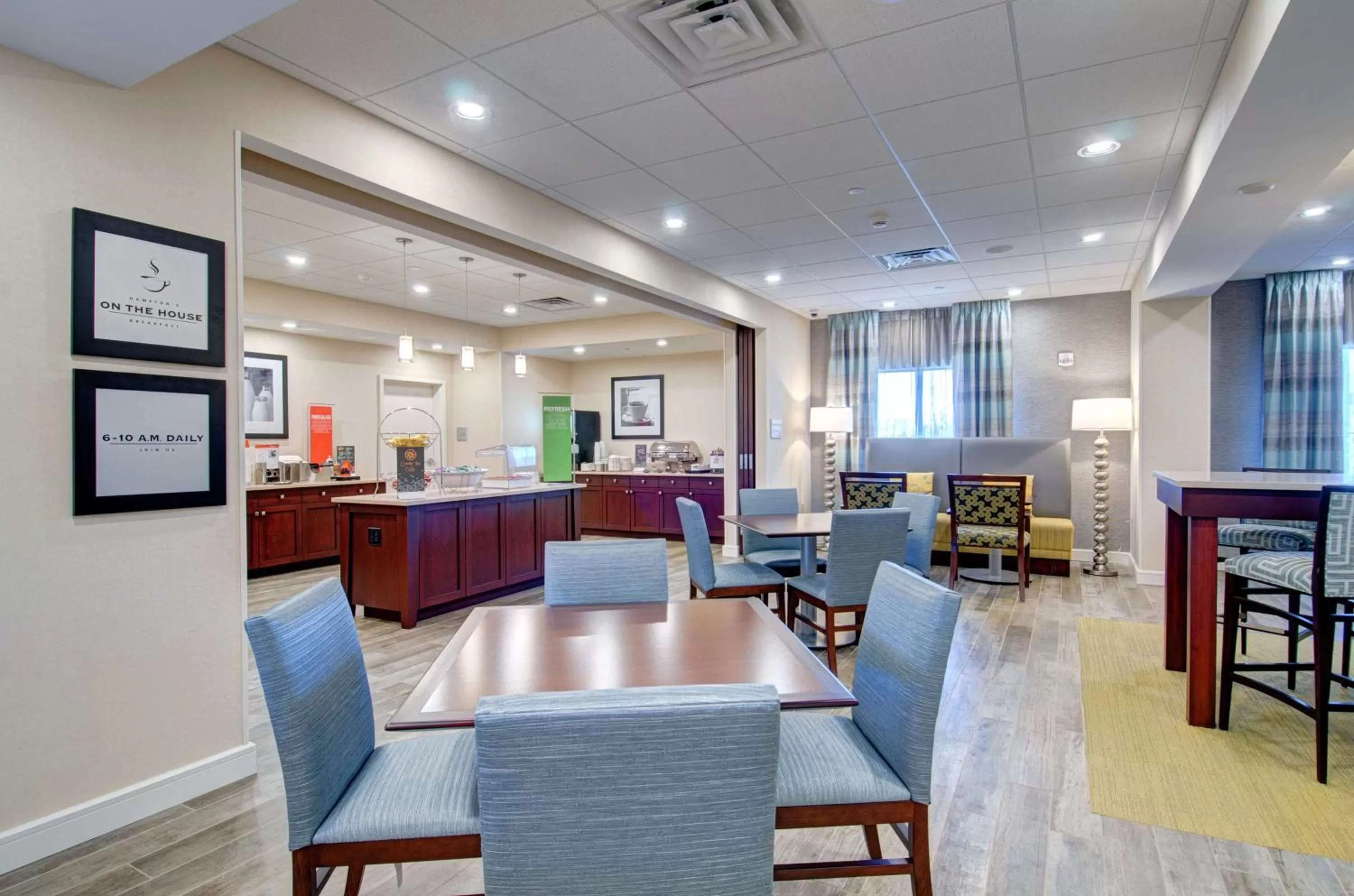Dining area in Hampton Inn Boston - Westborough