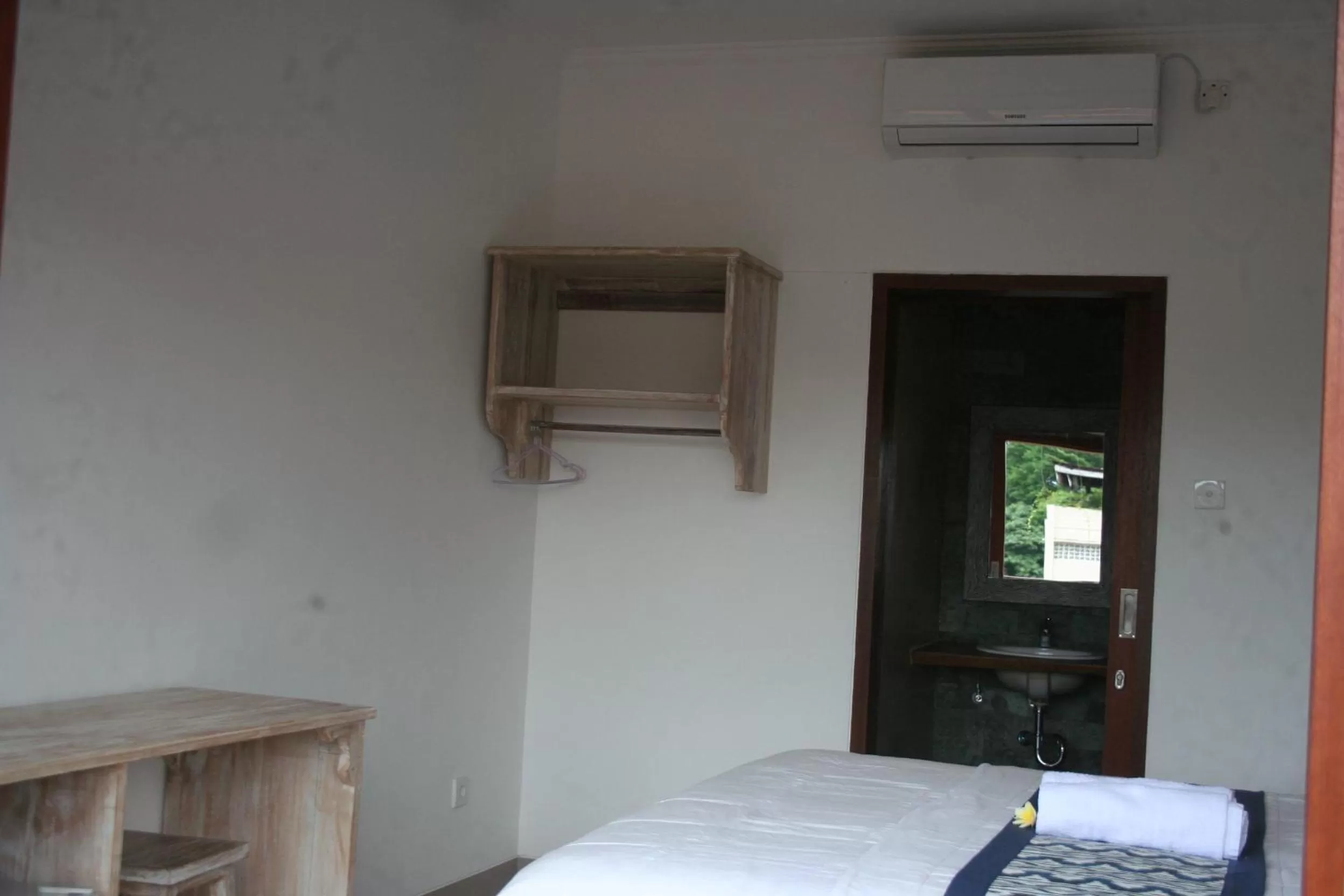 wardrobe, Bed in Run House B&B