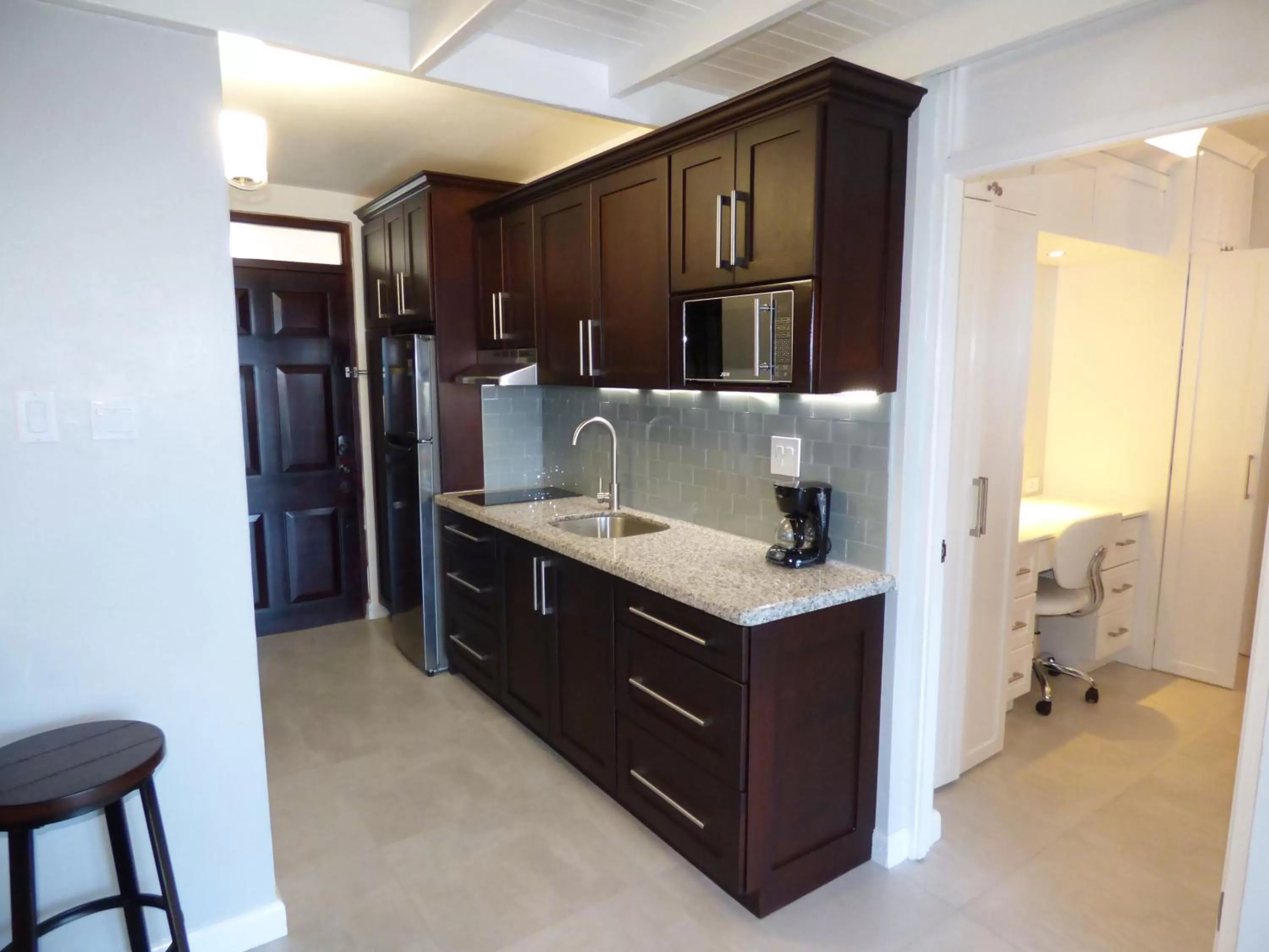 Coffee/tea facilities in Beach Two Bedroom Loft Suite E29