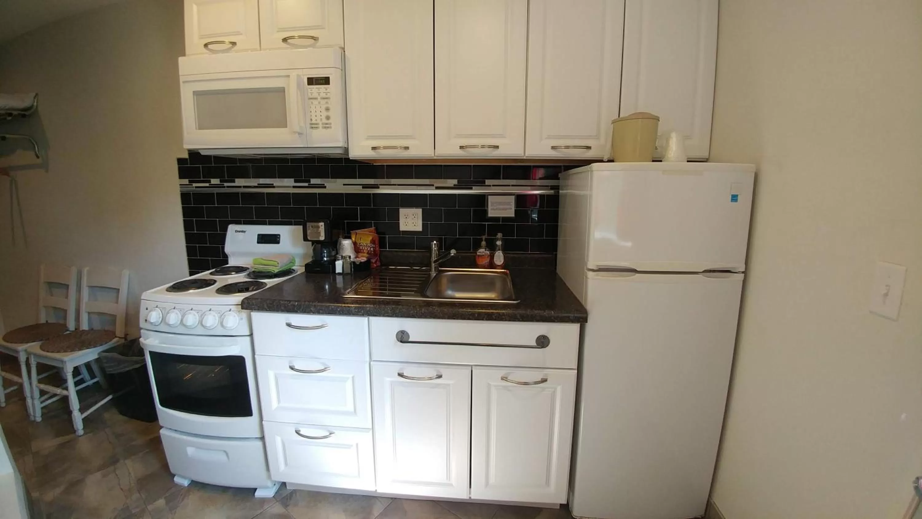 Kitchen or kitchenette in Motel 57