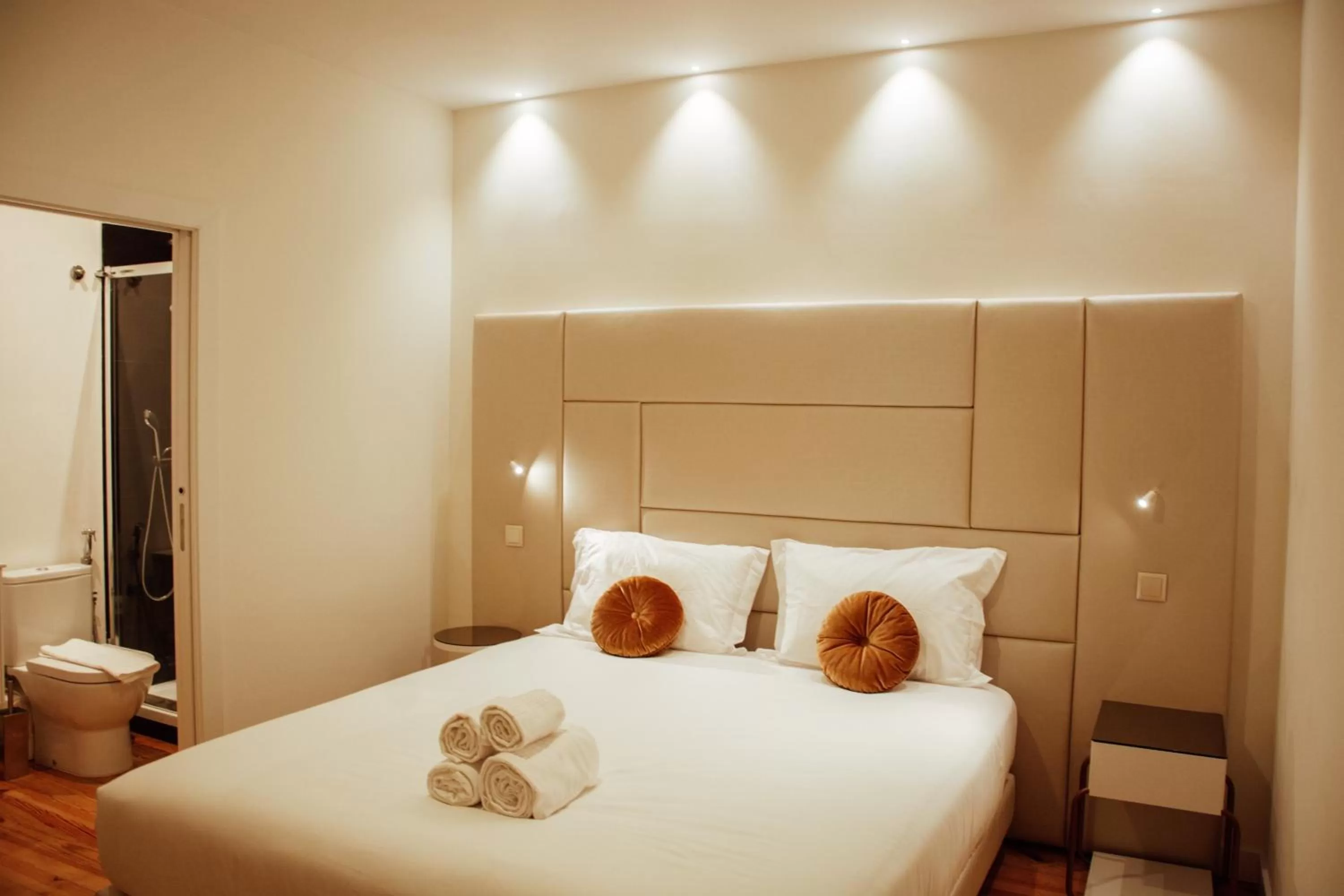 Bathroom, Bed in Le Premier Lisbon Suites