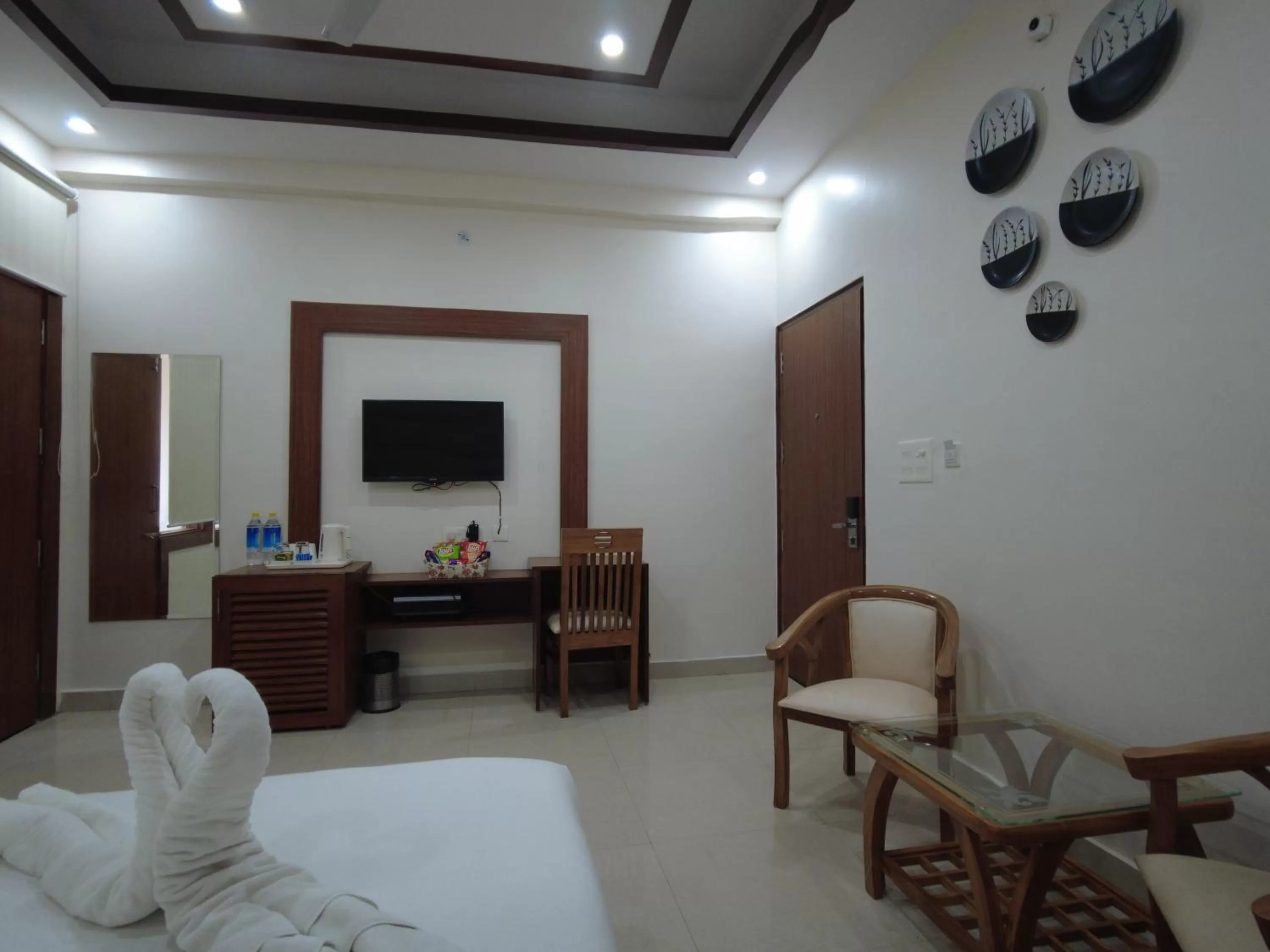 Bed, Seating Area in Kamay The Grand Alova