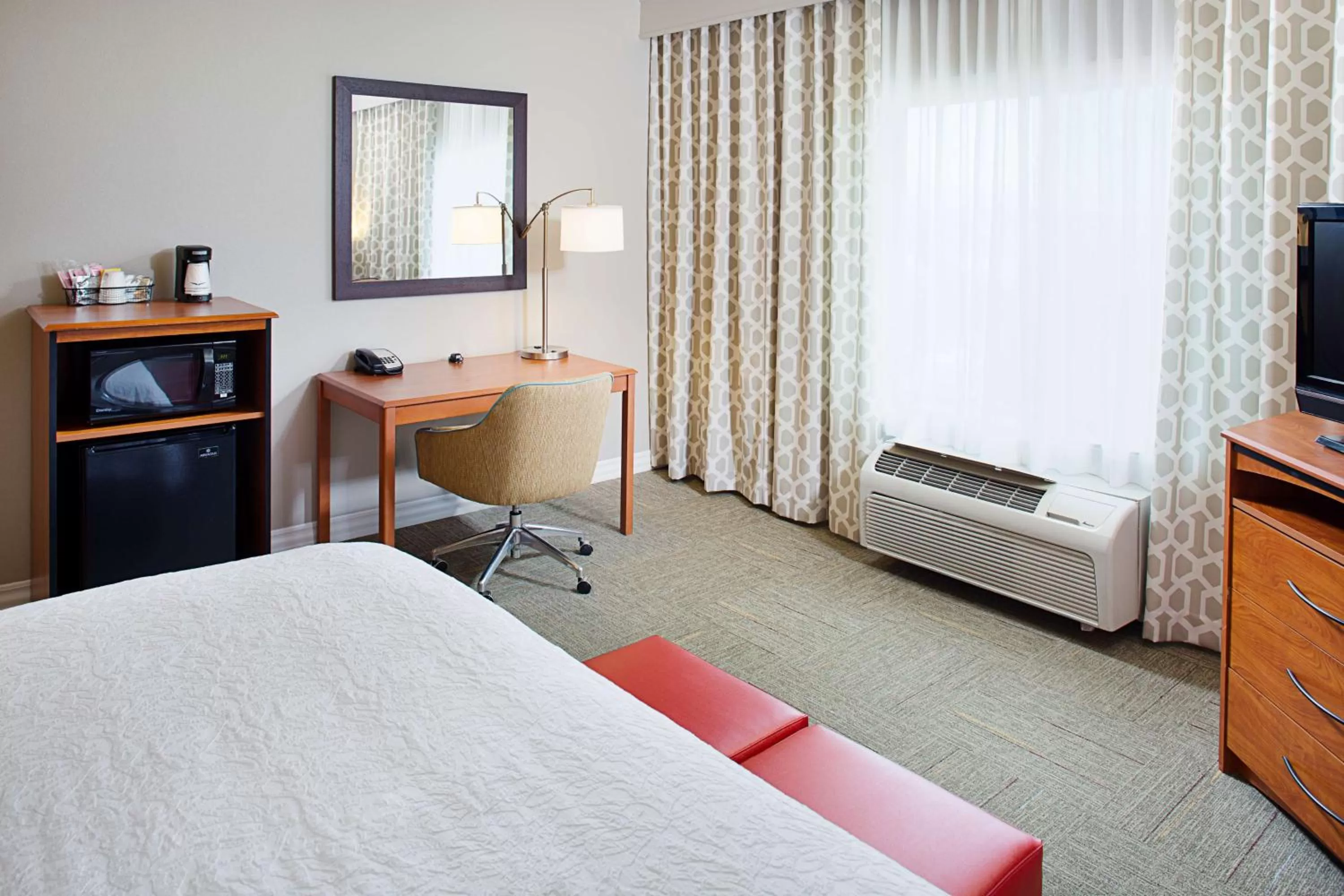 King Room with Bath Tub - Disability/Hearing Access in Hampton Inn & Suites Lancaster