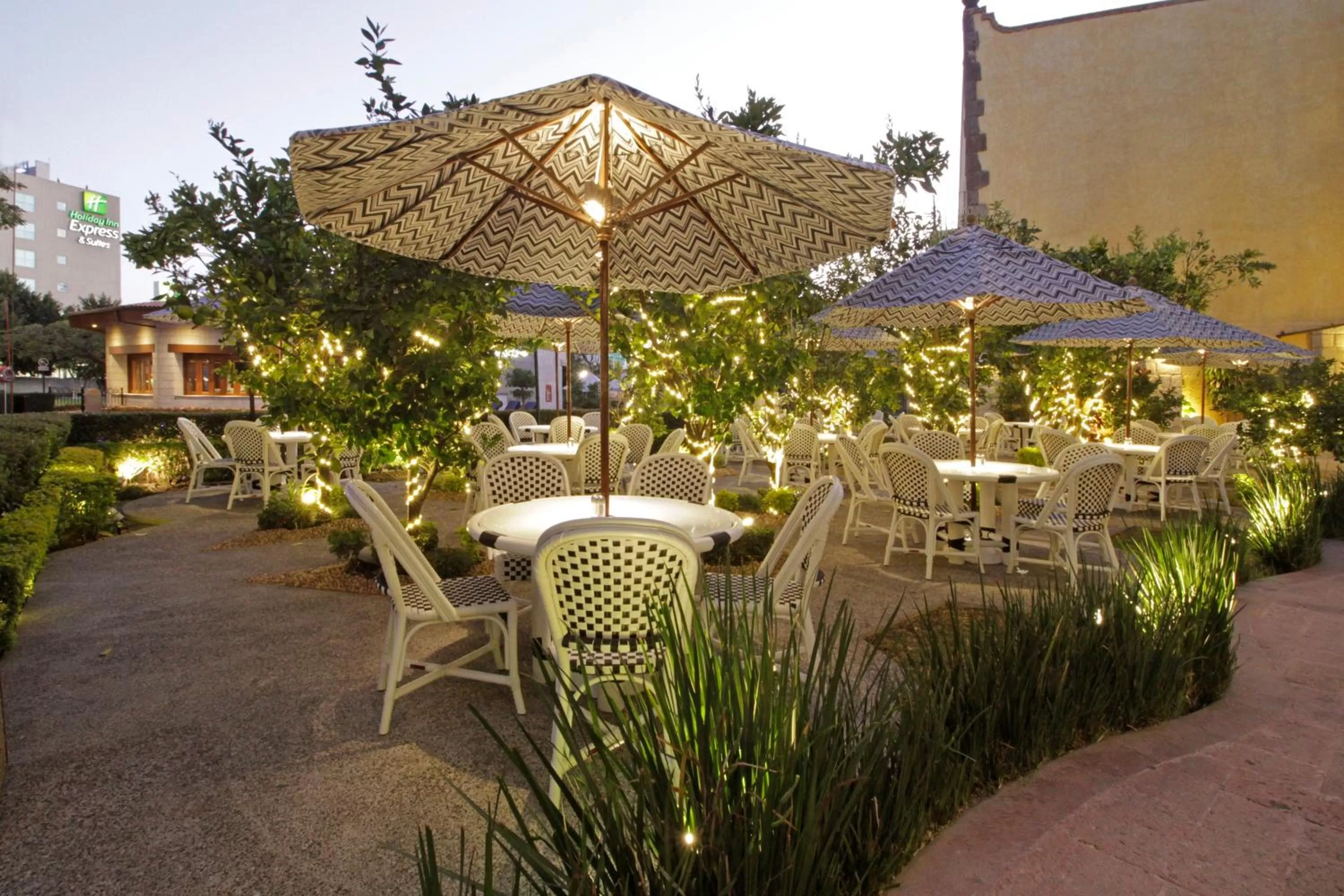 Restaurant/places to eat in Holiday Inn Express & Suites Queretaro by IHG