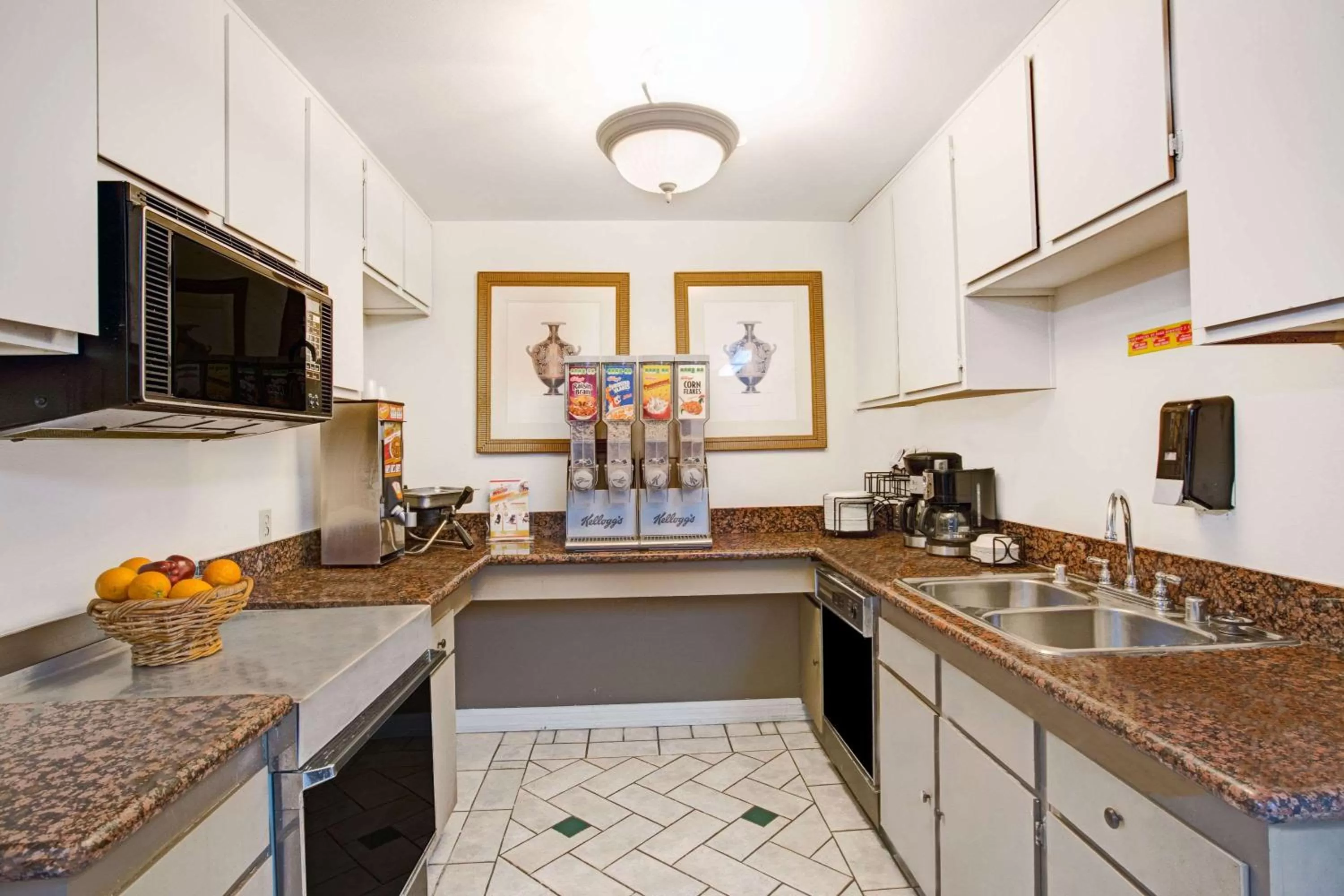 Restaurant/places to eat in Howard Johnson by Wyndham Torrance