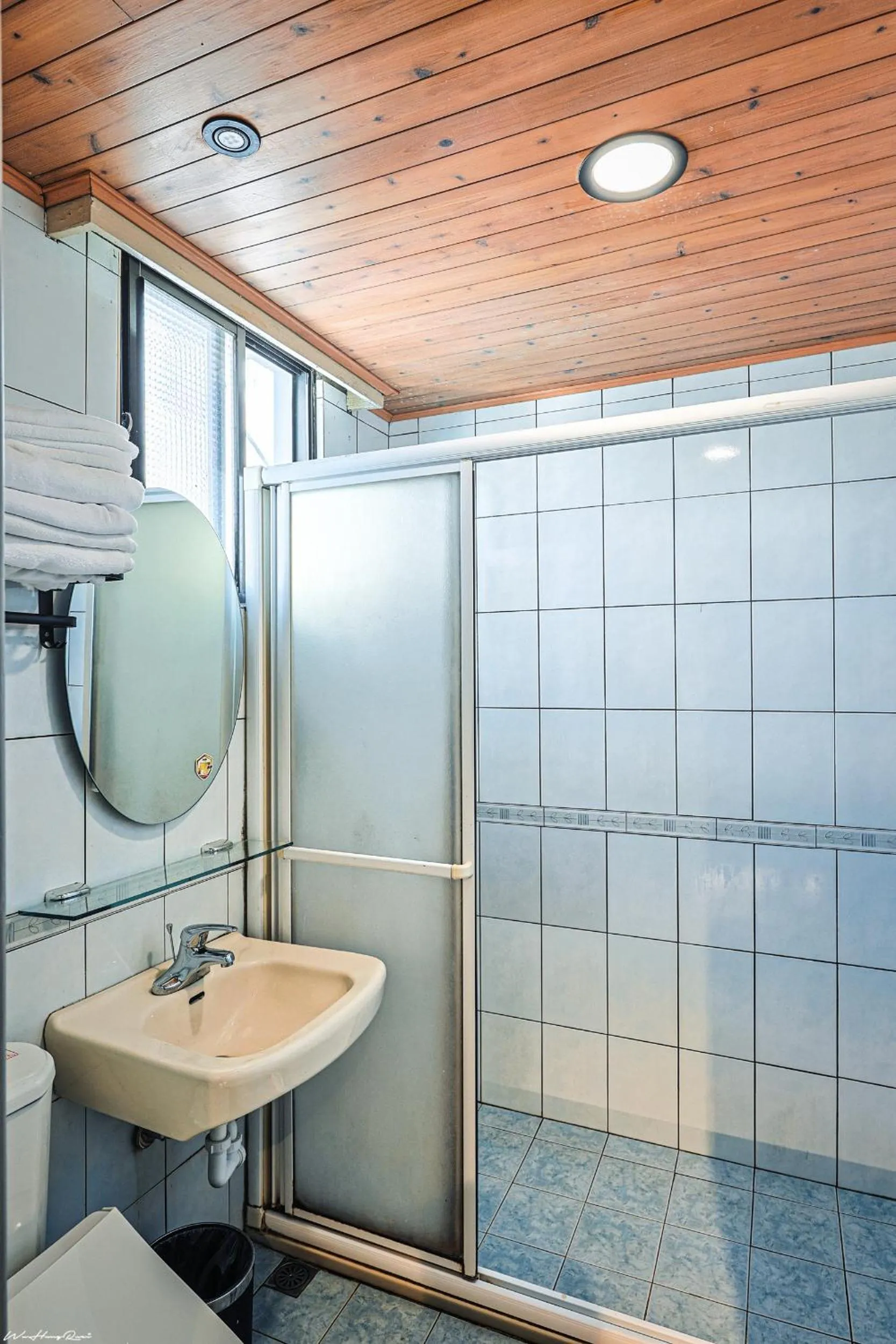 Shower in 亞馨文旅 近東大門夜市 有免費停車場 可自助入住