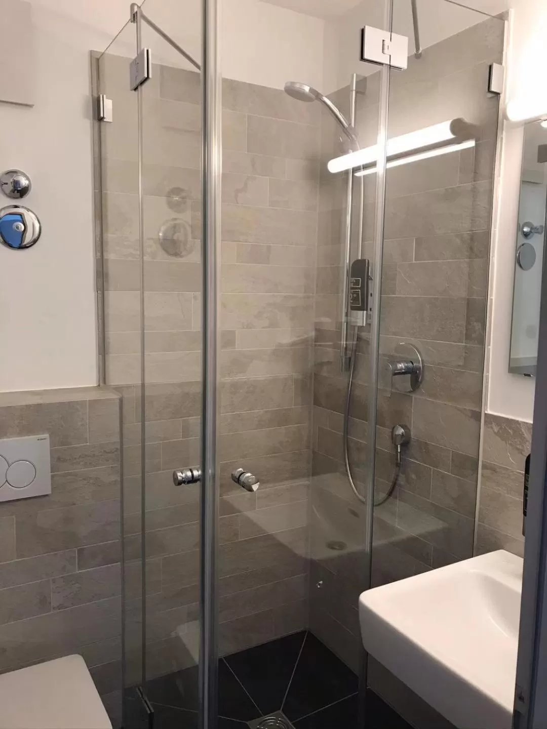 Bathroom in Hotel 83